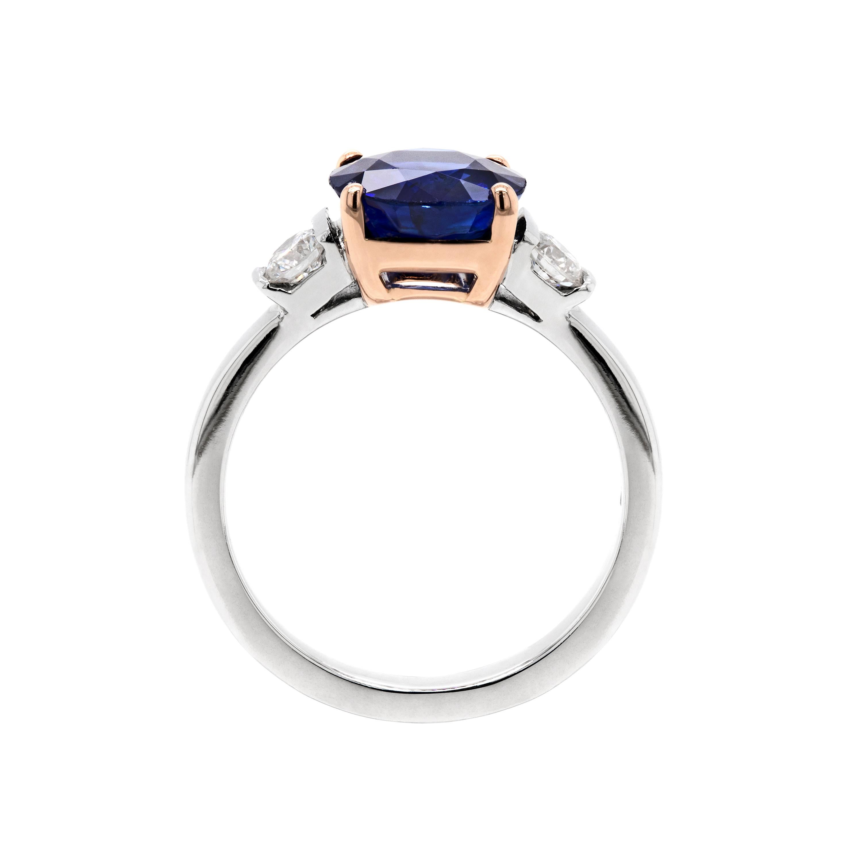 Verlobungsring aus Platin und Roségold mit 2,22 Karat blauem Saphir und Diamant (Rundschliff) im Angebot