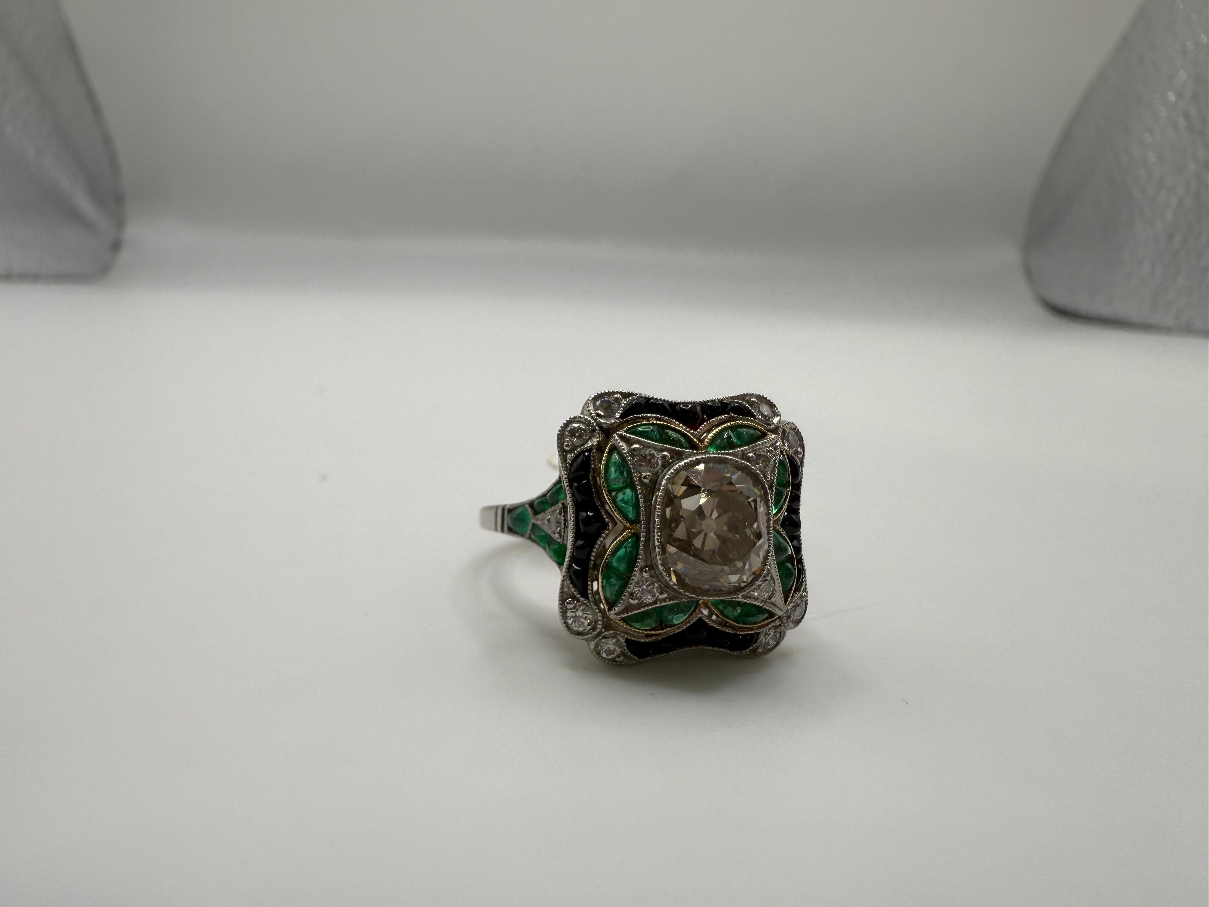 Alter antiker Diamantring mit 2,02 Karat in der Mitte und 0,20 Karat an den Seiten und Smaragden. Dieser Ring wird in Platin von Hand gefertigt, alle eingravierten filigranen Elemente werden ebenfalls von Hand gemacht. Jahr unbekannt.

**Alle