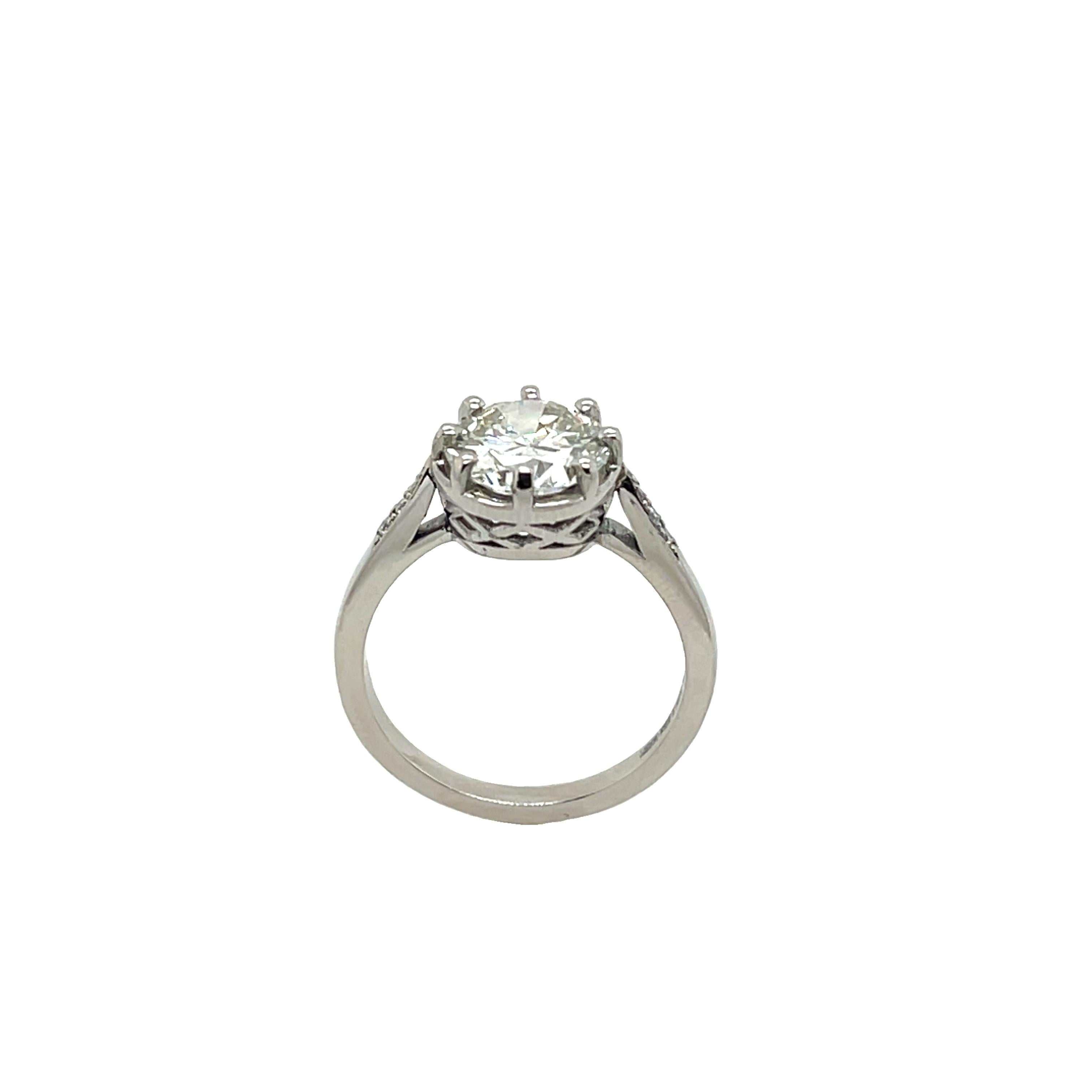 Anello con diamanti rotondi M/SI1 taglio vecchio da 2,22 carati, incastonati in platino In condizioni ottime in vendita a London, GB