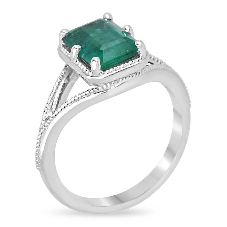 Découvrez l'élégance captivante de notre bague solitaire en émeraude, mettant en valeur une émeraude de 2,22 carats taillée en Zambie. Sertie du nord au sud dans une superbe monture à 6 branches, l'émeraude met magnifiquement en valeur sa teinte