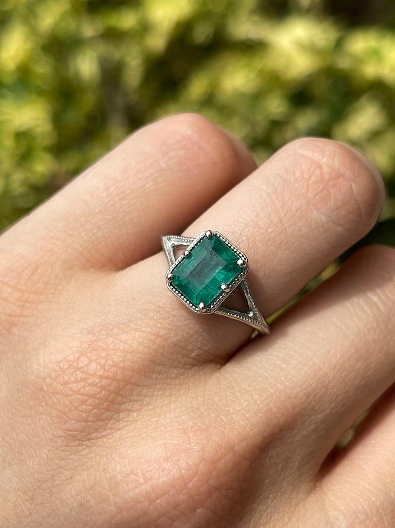 Moderne Bague solitaire en platine taille émeraude 2,22 carats - tige fendue vert bleuté à 6 griffes en vente