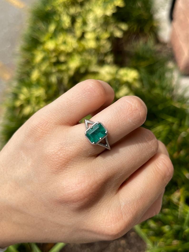 Taille émeraude Bague solitaire en platine taille émeraude 2,22 carats - tige fendue vert bleuté à 6 griffes en vente