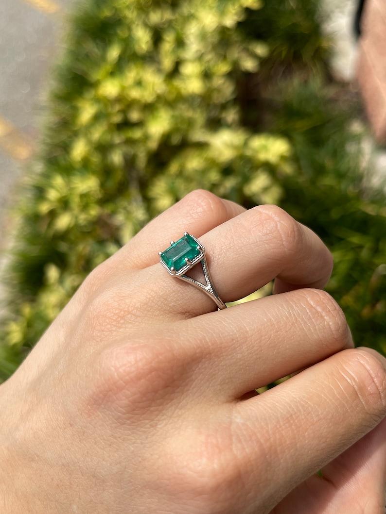 Bague solitaire en platine taille émeraude 2,22 carats - tige fendue vert bleuté à 6 griffes Neuf - En vente à Jupiter, FL