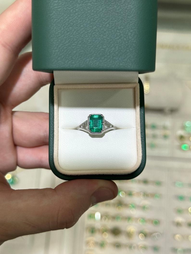 Bague solitaire en platine taille émeraude 2,22 carats - tige fendue vert bleuté à 6 griffes Pour femmes en vente