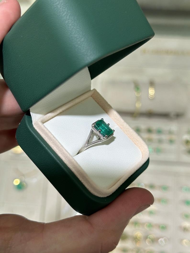 Bague solitaire en platine taille émeraude 2,22 carats - tige fendue vert bleuté à 6 griffes en vente 1