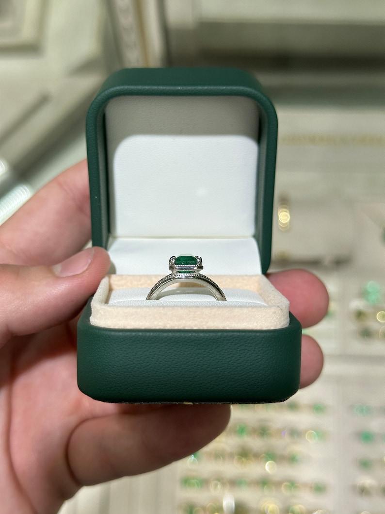 Bague solitaire en platine taille émeraude 2,22 carats - tige fendue vert bleuté à 6 griffes en vente 2