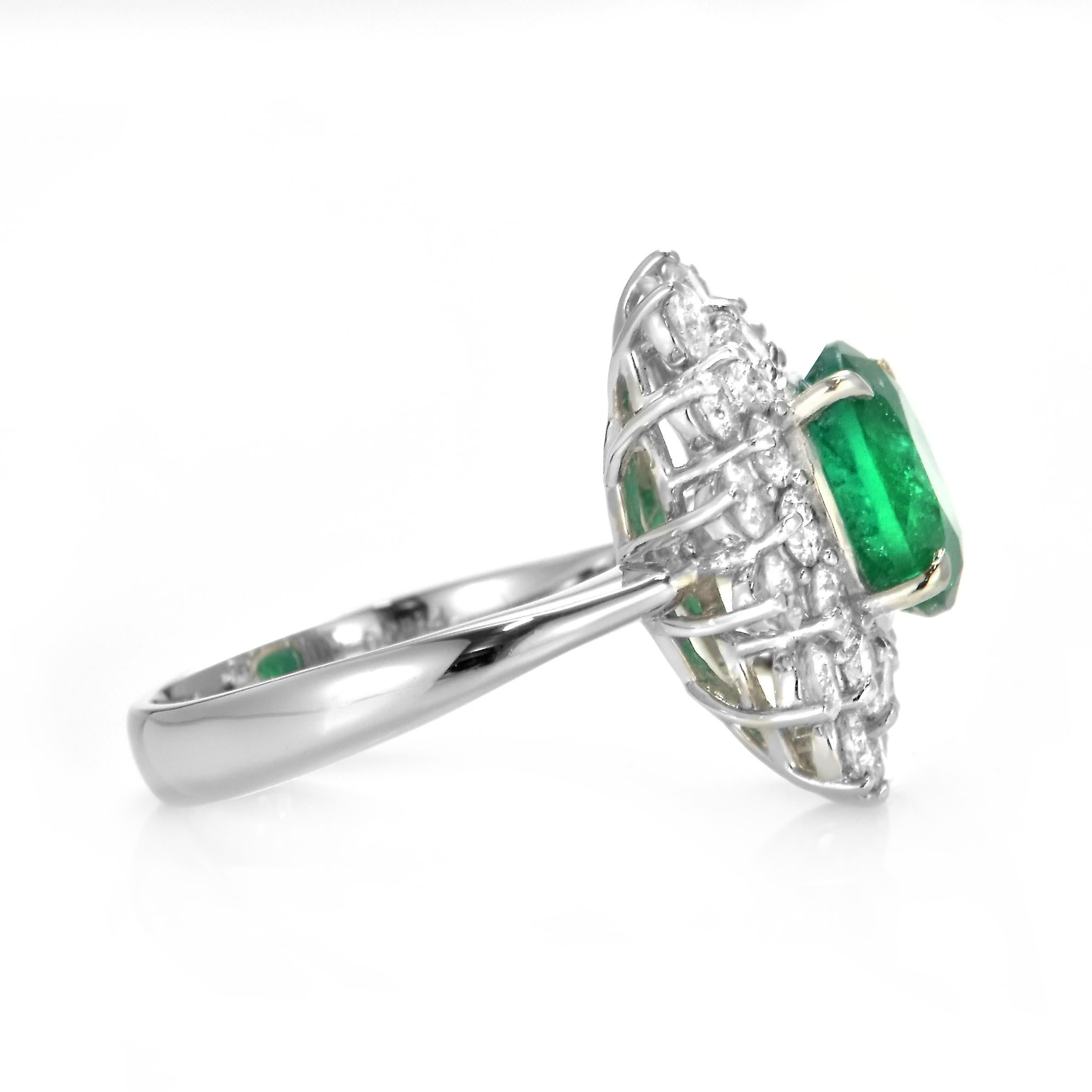2.23 Carat Natural Round-Cut Emerald and Diamond Ring Made in Platinum For Sale 5