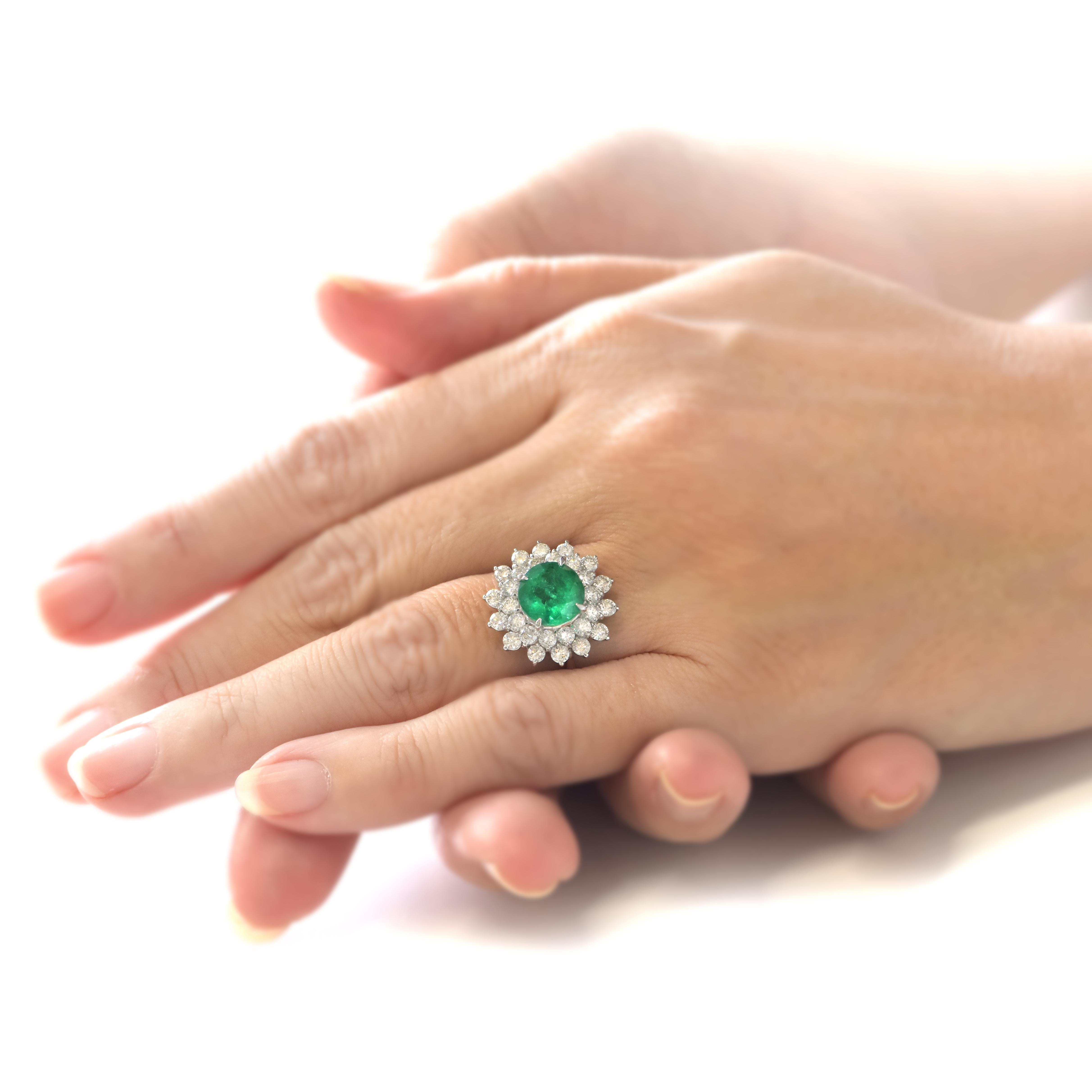 2.23 Carat Natural Round-Cut Emerald and Diamond Ring Made in Platinum In New Condition For Sale In Tokyo, JP