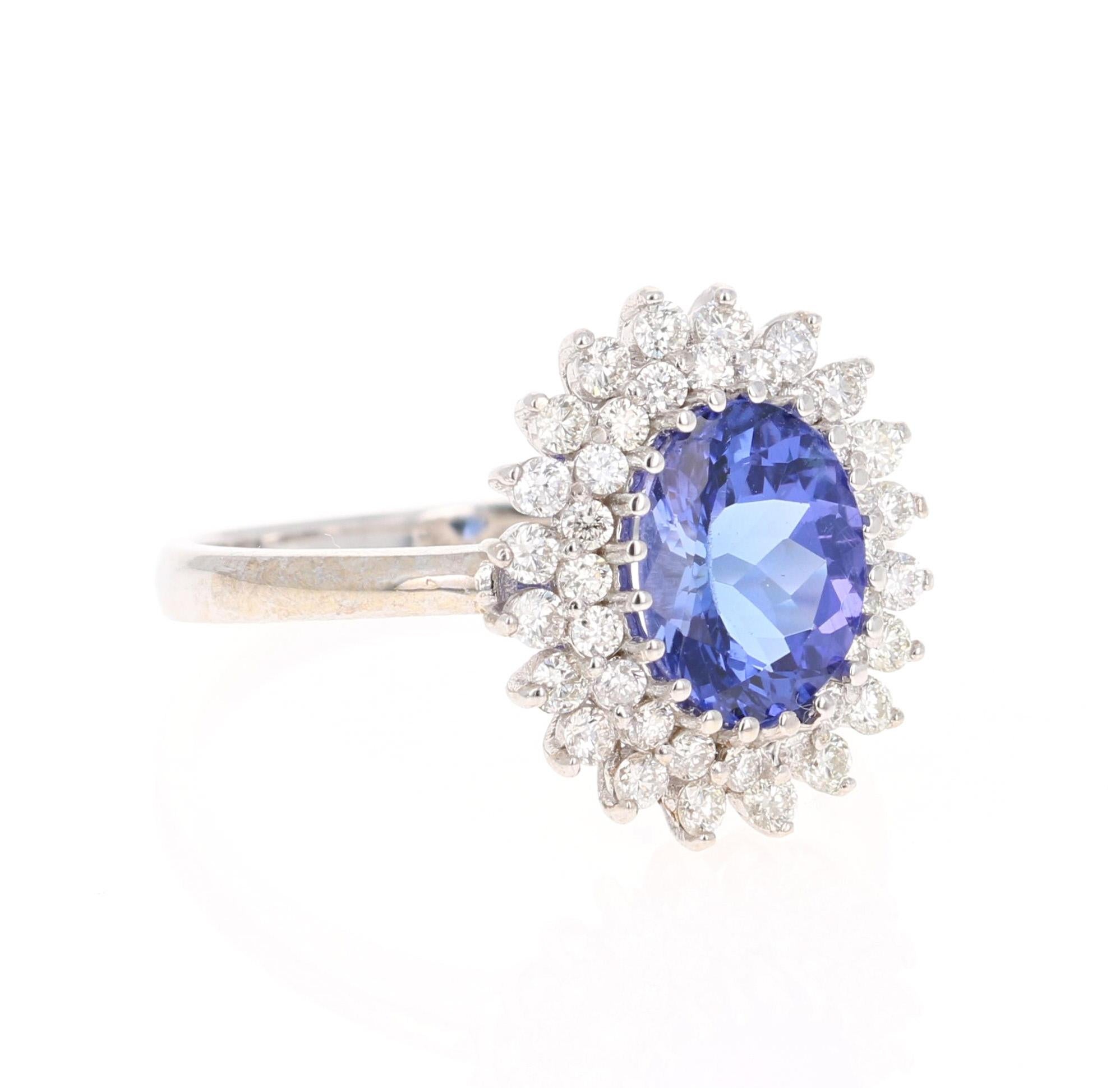 Este precioso anillo tiene una tanzanita viva de corte oval de 1.69 quilates. La tanzanita está rodeada por 40 diamantes talla redonda que pesan 0,54 quilates. (Claridad: VS, Color: H) El peso total en quilates del anillo es de 2.23 quilates. 

El