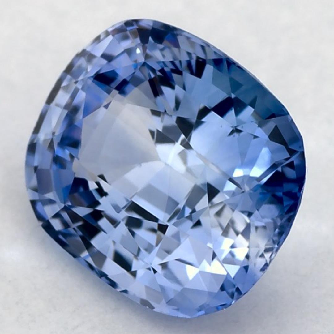 Dieser natürliche blaue Saphir bietet Eleganz und Raffinesse. Mit seiner satten Farbsättigung und seinem präzisen Schliff ist er das perfekte Herzstück für einen Verlobungsring oder ein luxuriöses Schmuckdesign.

Dieser Saphir stammt aus Sri Lanka