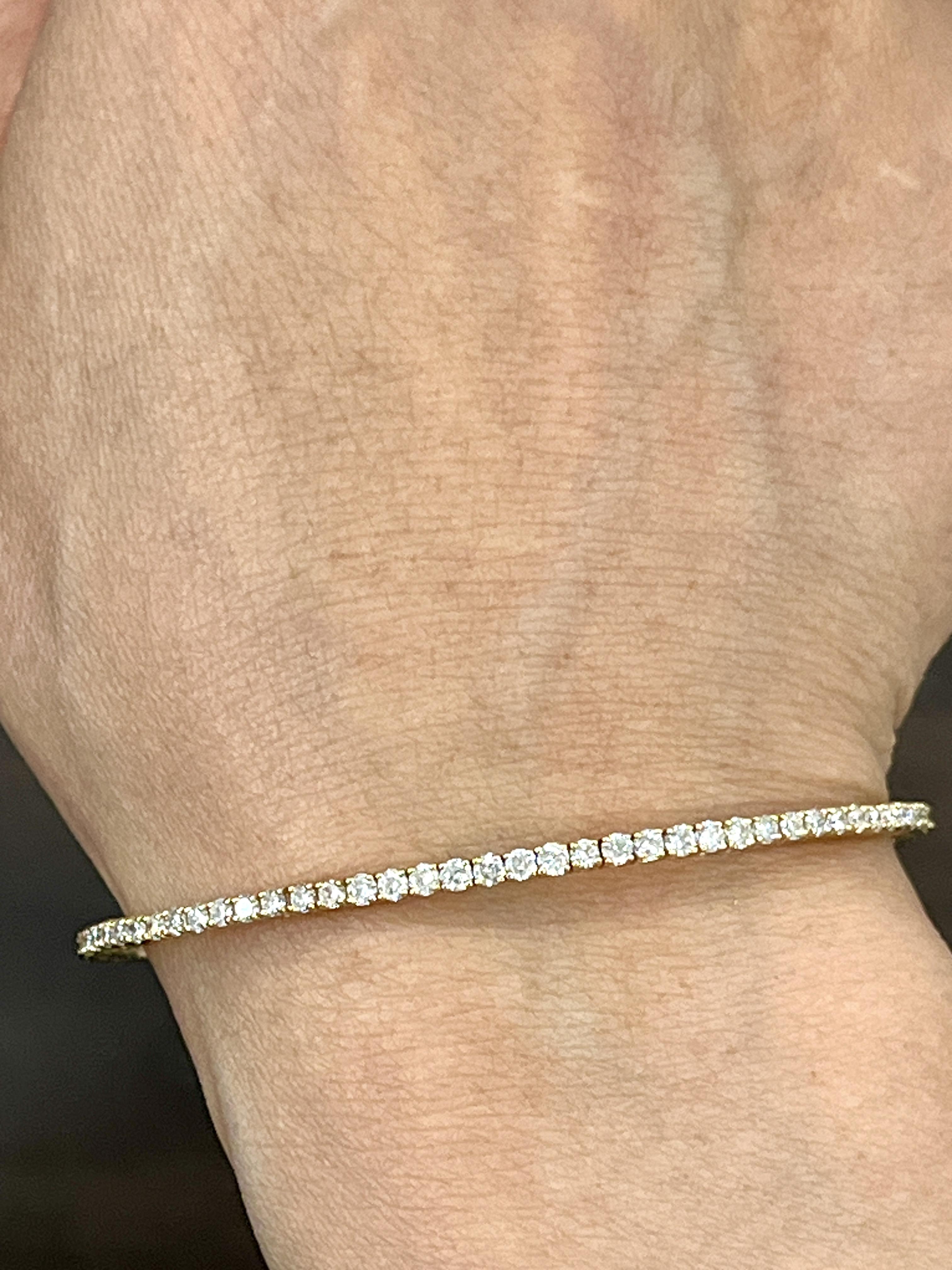 Ce bracelet flexible en or jaune 14 carats comporte 75 diamants de couleur G/H et de pureté VS2/SI1. Un magnifique bracelet pour habiller toute la garde-robe.