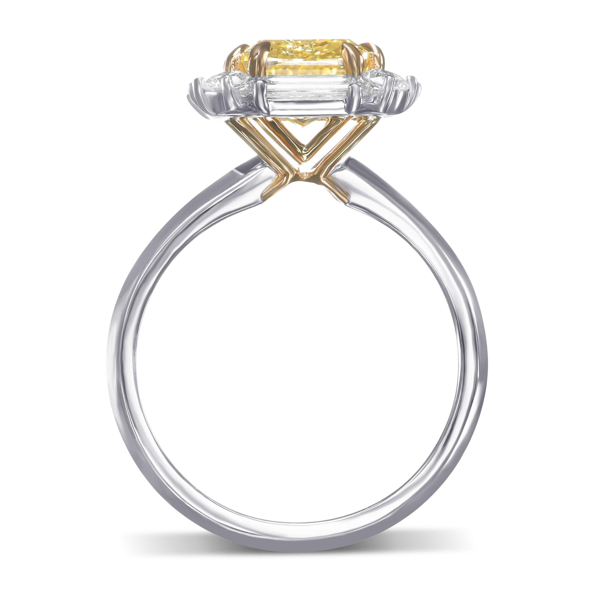 Ein wunderschöner gelber Kissen-Diamant-Halo-Ring, der Teil unserer atemberaubenden Harmony-Kollektion ist, wobei die untere Galerie des Rings das Leibish-Logo widerspiegelt. Er hat einen Mittelstein mit einem Gewicht von 2,23 Karat und ist von GIA
