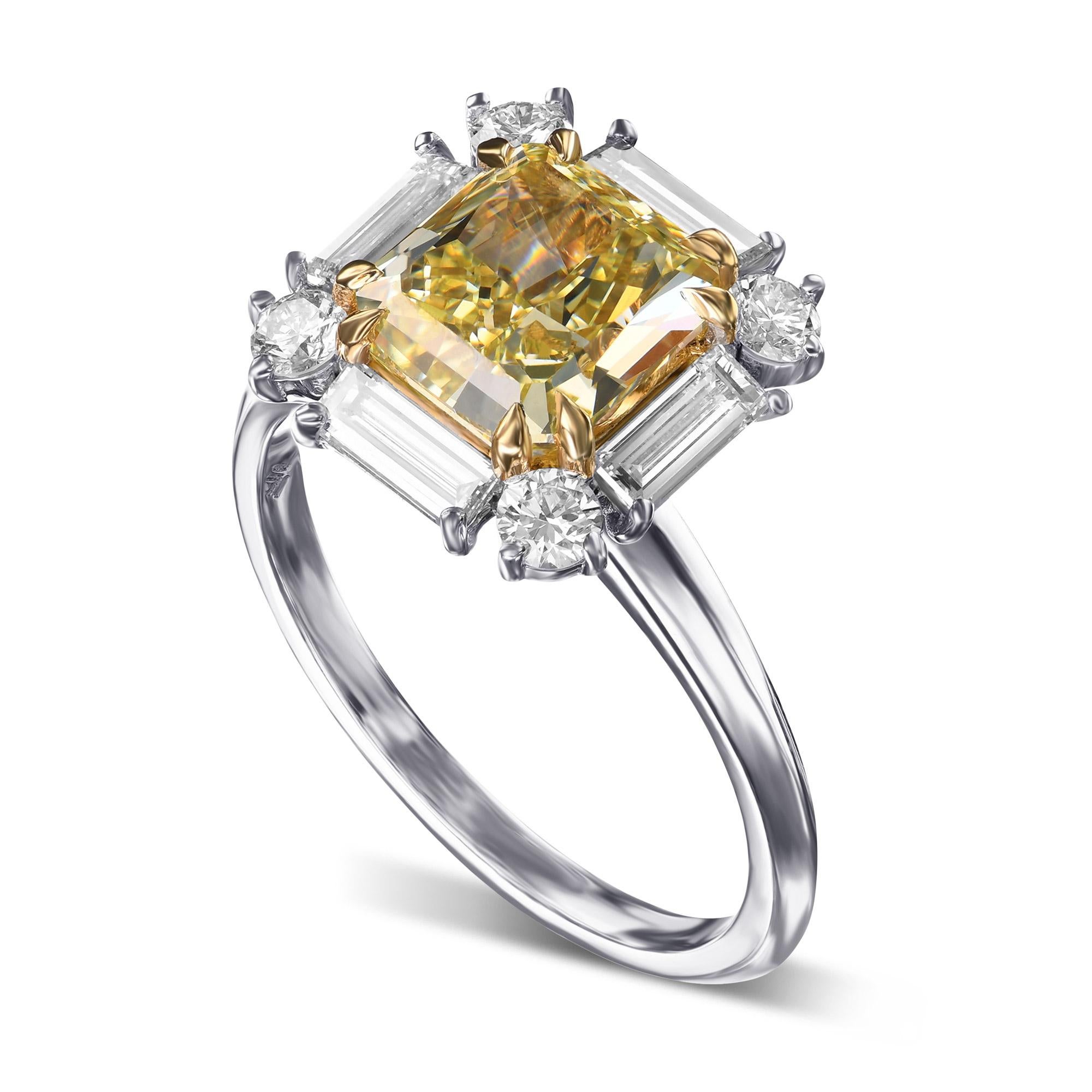 2,23 cts GIA zertifiziert Fancy Yellow Cushion Halo Diamond Ring (Kissenschliff) im Angebot