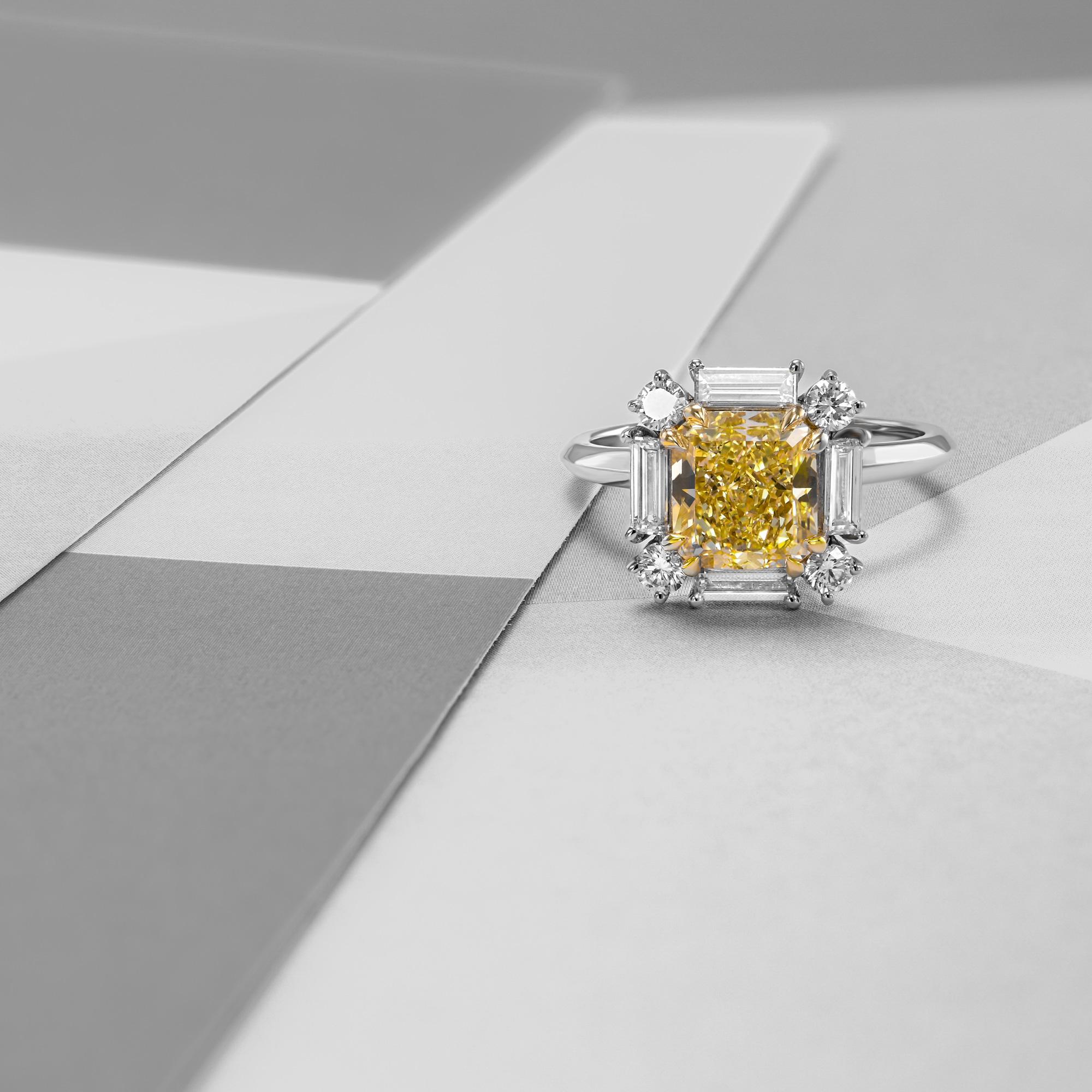 2,23 cts GIA zertifiziert Fancy Yellow Cushion Halo Diamond Ring im Zustand „Neu“ im Angebot in New York, NY