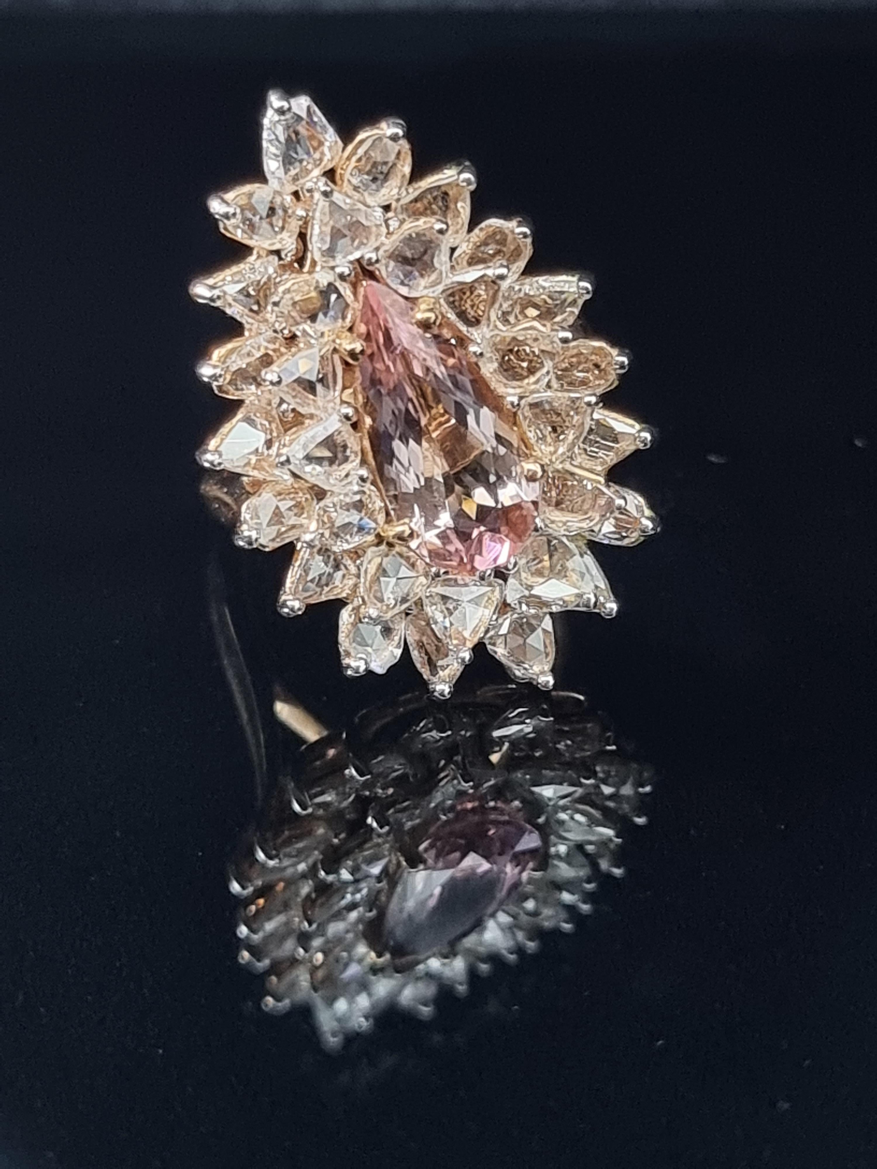 Este encantador anillo de morganita en forma de pera desprende romanticismo y sofisticación. La suave morganita rosa rubor (2,23 cm), de brillo delicado pero cautivador, está rodeada por un halo de brillantes diamantes talla rosa en forma de pera