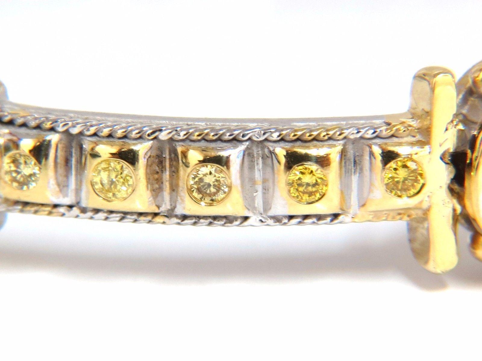 Estilo gótico / Renacimiento español.

2,00ct. Pulsera de rubíes naturales.

Cortes redondos, totalmente facetados.

Rojo vibrante, brillo excelente.

Claridad limpia y transparente.

Media 4,5 mm 

3 Rubíes.



.23ct. de diamantes amarillos