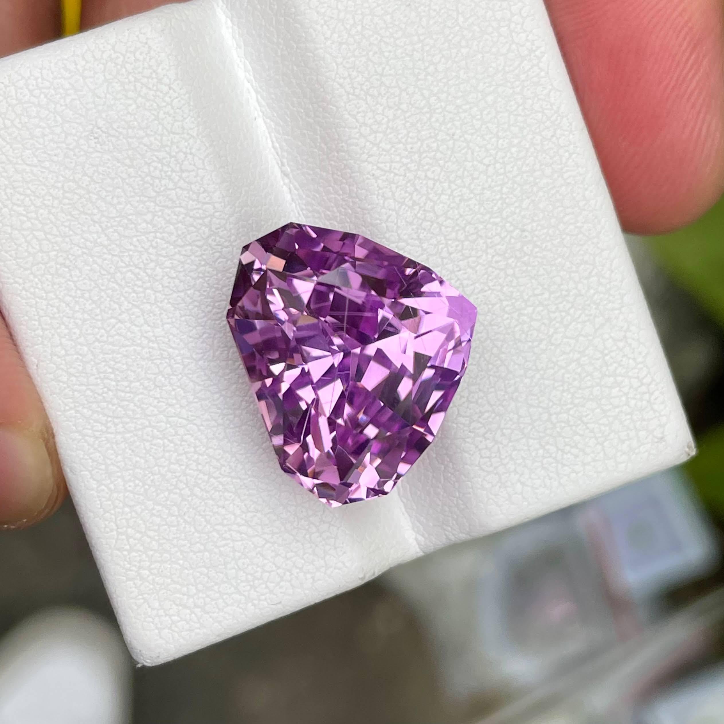 22.30 carats Purple Loose Kunzite Stone Custom Precision Cut Naigarian Gemstone In New Condition In Bangkok, TH