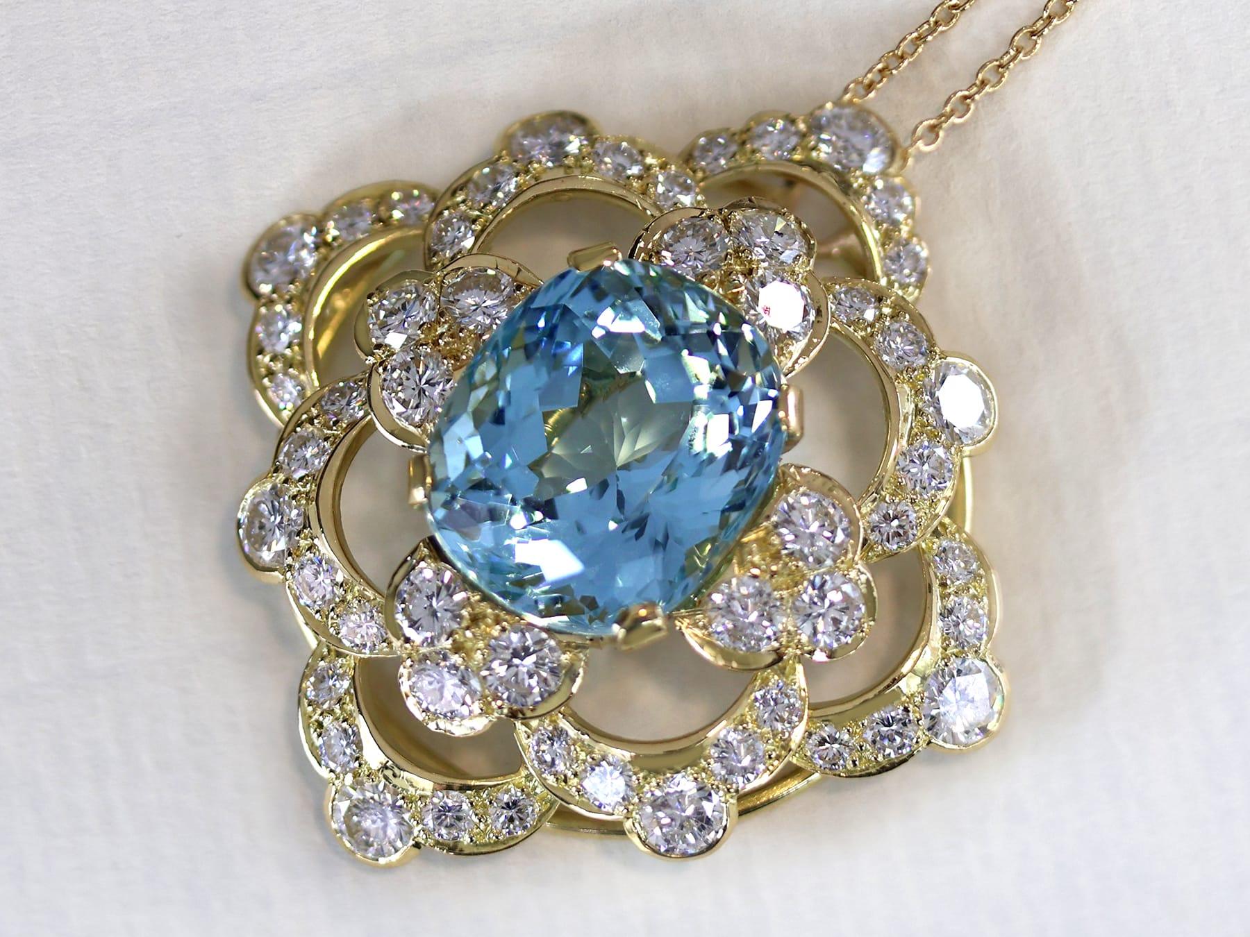 Un superbe, fin et impressionnant collier vintage en aigue-marine de 22,32 carats, diamant de 7,62 carats et or jaune 18 carats ; faisant partie de nos diverses collections de bijoux vintage et de bijoux de succession.

Ce magnifique pendentif en or