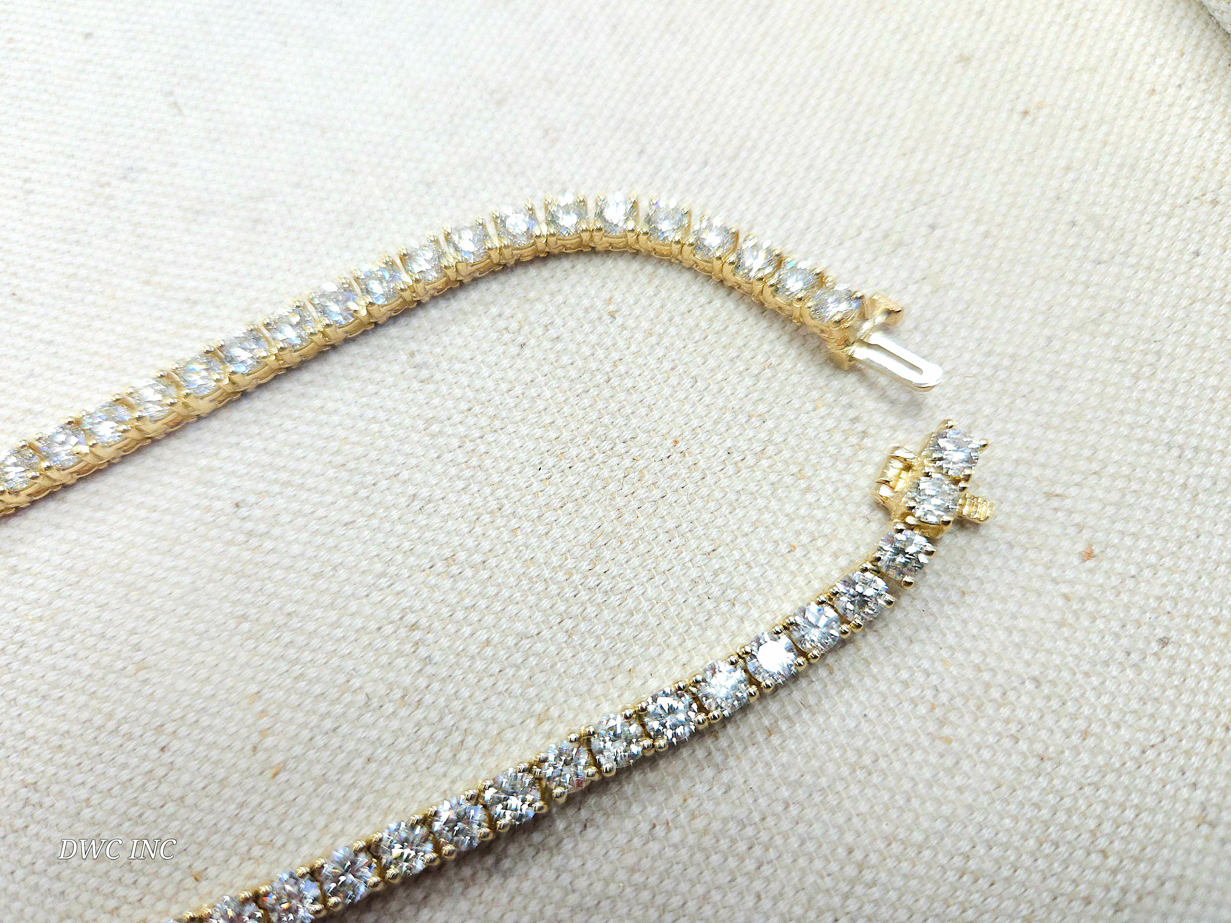 High beautiful quality tennis necklace, round-brilliant cut white diamonds clean and Excellent shine. 
14k yellow gold classic four-prong style for maximum light brilliance. 
20 inch length. Average Color I, Clarity VVS-VS, 3.6 mm wide.

*Free