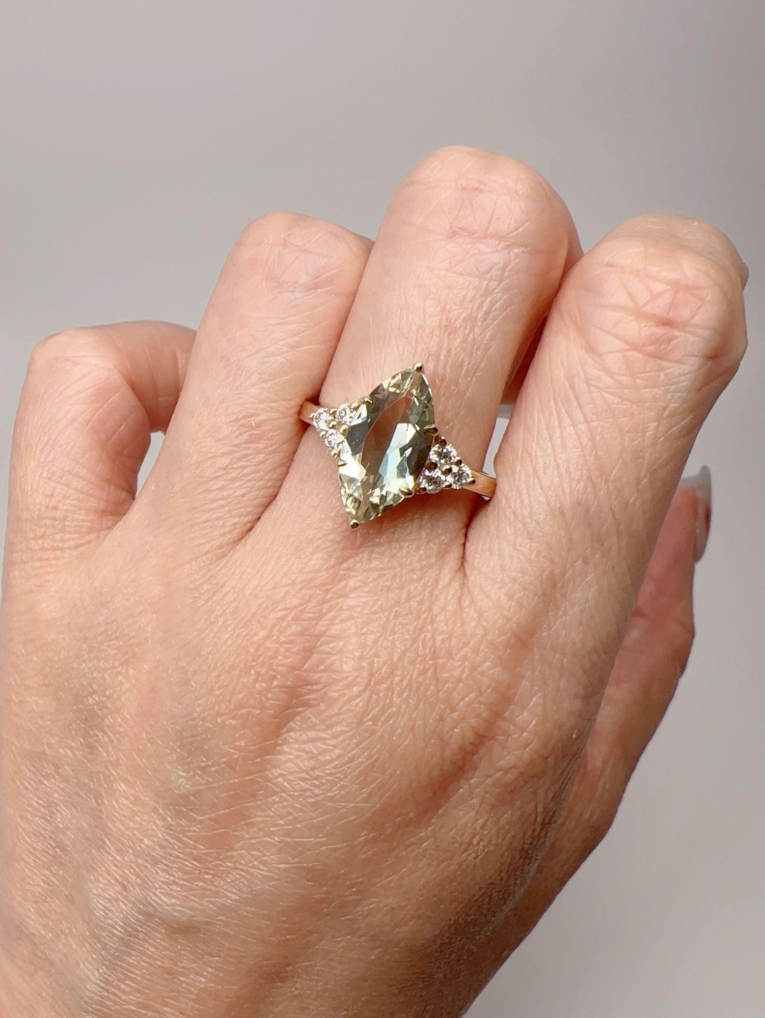2.23ct Bi-Color Oregon Sunstone Engagement Ring 14K Gold with Trio Stone Sides For Sale 1