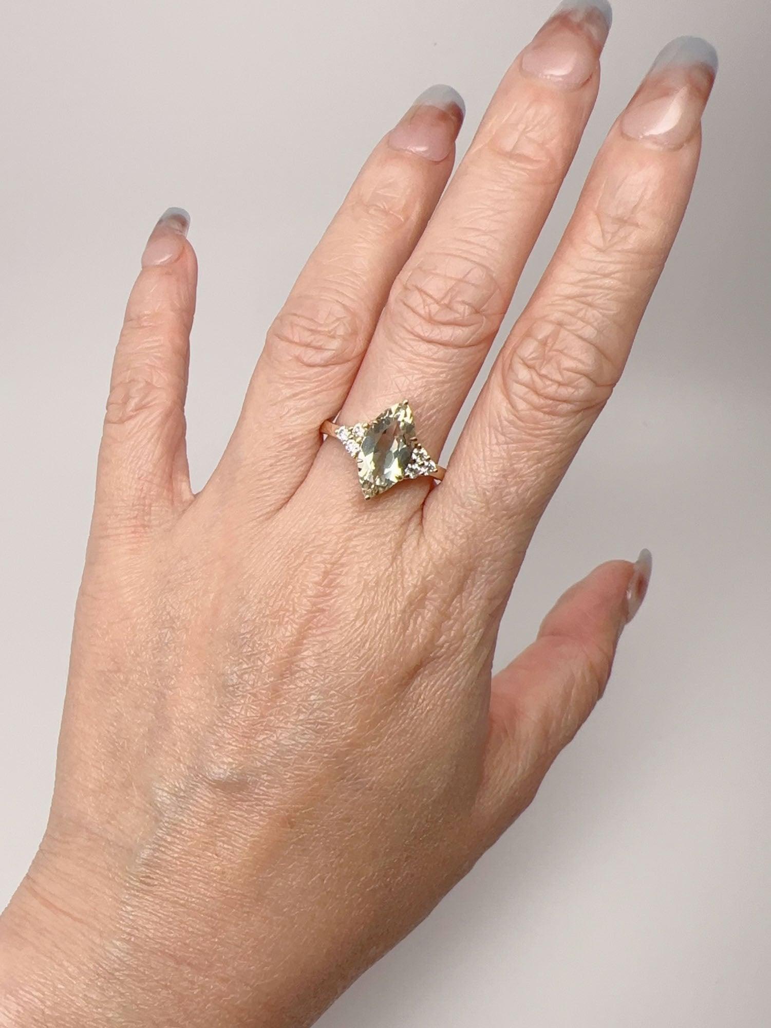 2.23ct Bi-Color Oregon Sunstone Engagement Ring 14K Gold with Trio Stone Sides For Sale 2