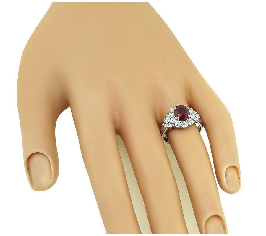 Dies ist ein eleganter Platinring. Der Ring ist mit schönen oval geschliffenen Burma Rubin zentriert, die etwa 2,23ct wiegt. Der Rubin wird durch funkelnde, rund geschliffene Diamanten mit einem Gewicht von ca. 1.08 ct akzentuiert. Die Farbe dieser
