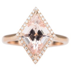 Verlobungsring aus 14 Karat Roségold mit 2,23 Karat Morganit in Drachenform und Diamant-Halo