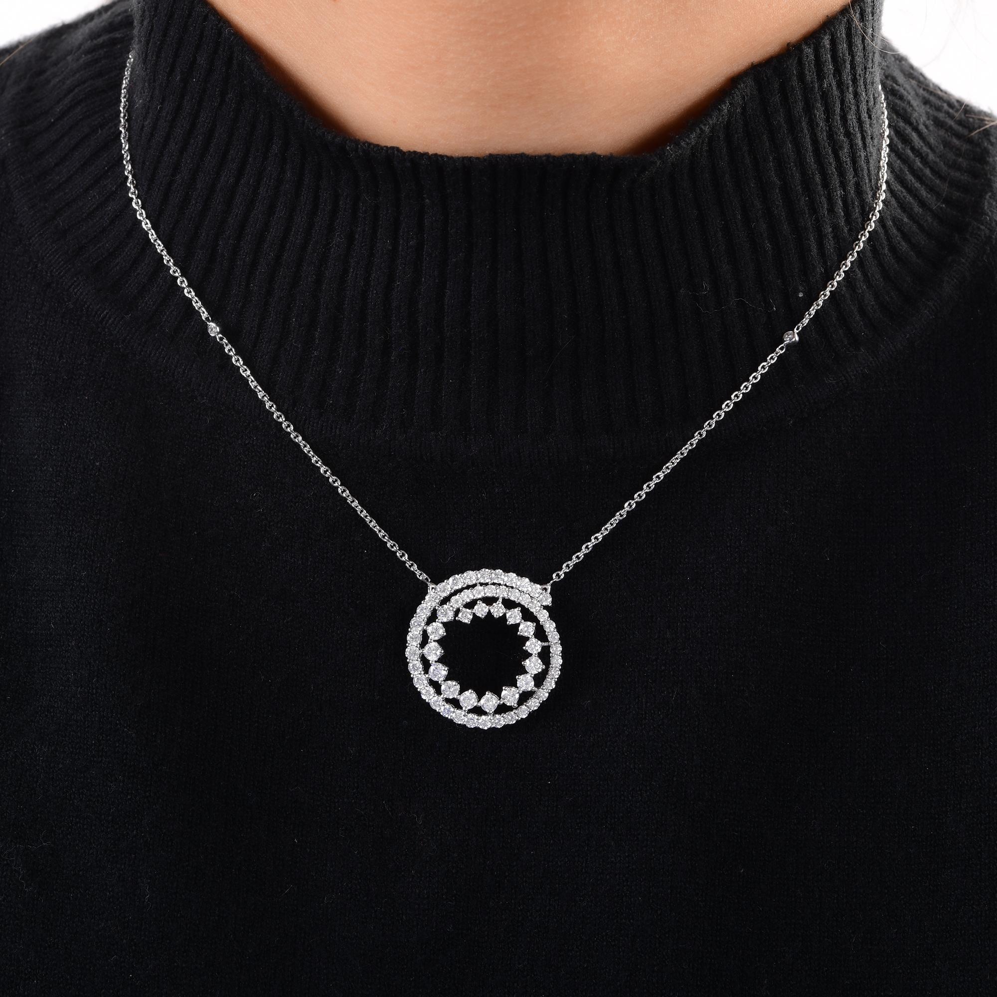 Collana con ciondolo a cerchio aperto con diamanti rotondi da 2,23 carati SI/H in oro bianco 18 carati
Questo pezzo presenta un ipnotico design a cerchio aperto, che simboleggia l'eternità e la perfezione. Il pendente presenta un motivo a doppio