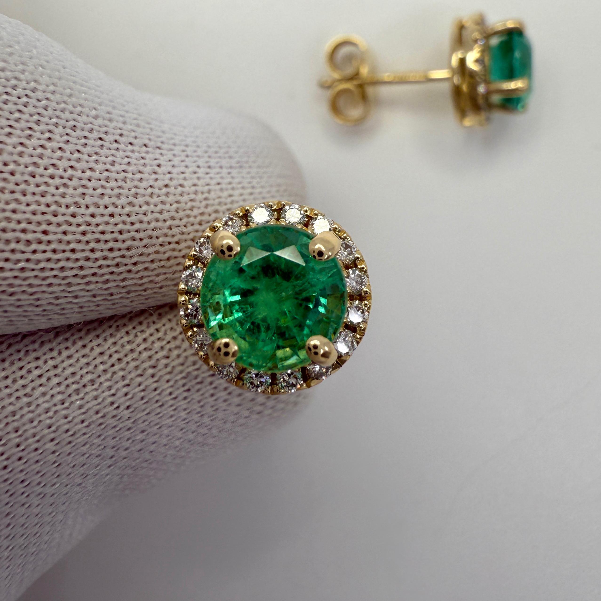 Boucles d'oreilles Halo en or jaune 18k avec émeraude et diamant de couleur vert vif naturel. 2,23 carats au total.

Ces boucles d'oreilles présentent deux émeraudes naturelles d'un vert vif et d'une excellente taille ronde mesurant un peu plus de 6