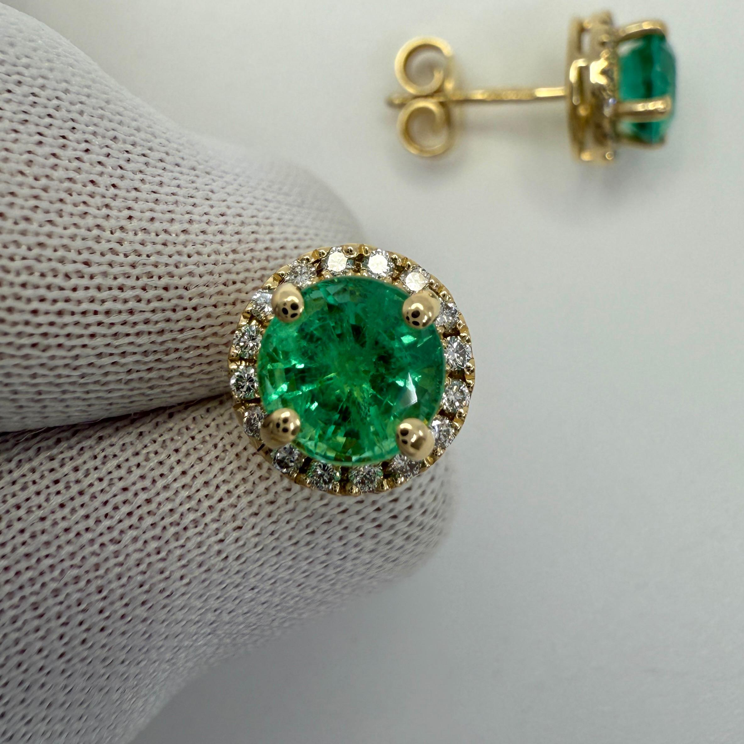 Taille ronde 2.23ct Vivid Green Emerald Diamond Round Cut Halo Earring Studs en or jaune 18k en vente