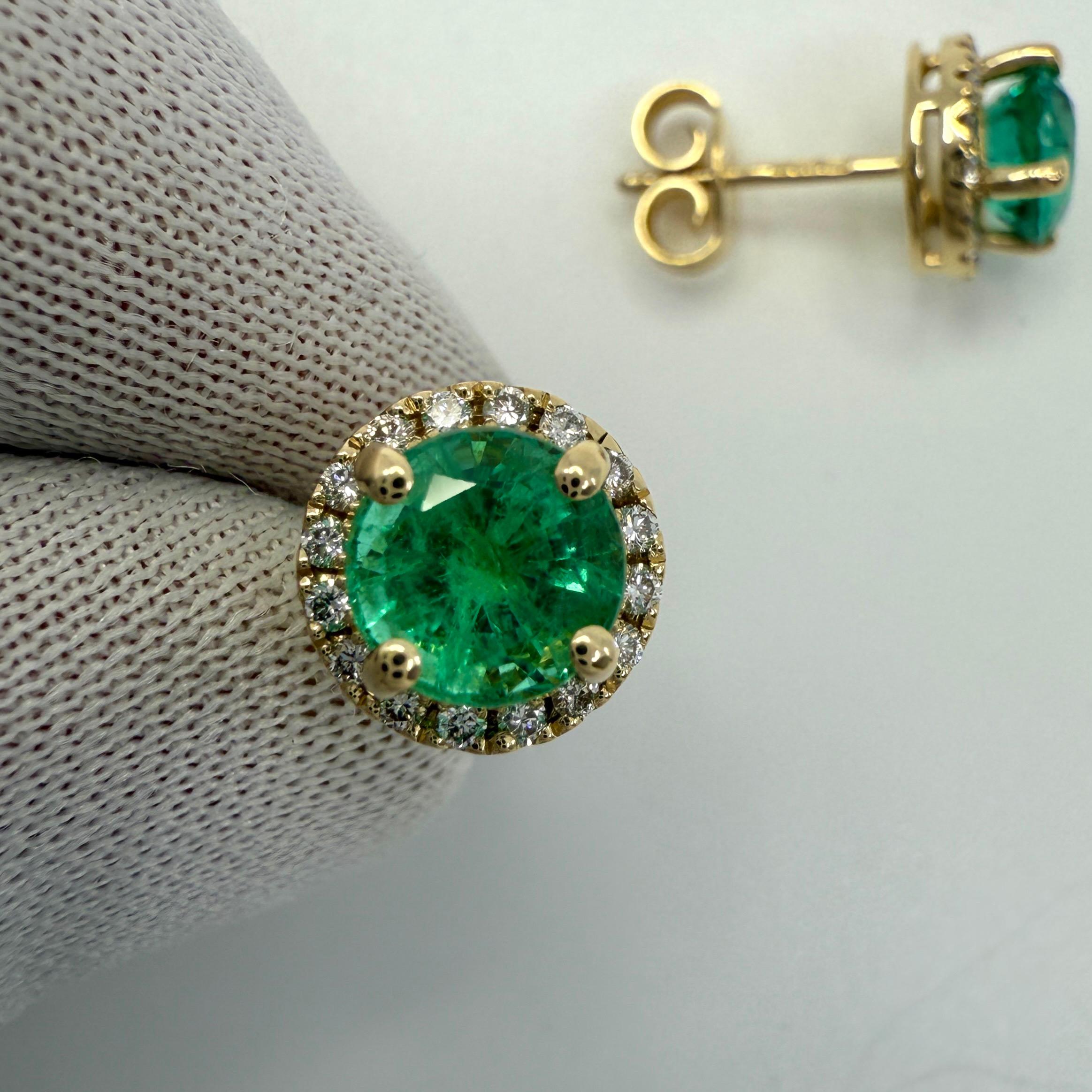 2.23ct Vivid Green Emerald Diamond Round Cut Halo Earring Studs en or jaune 18k Neuf - En vente à Birmingham, GB