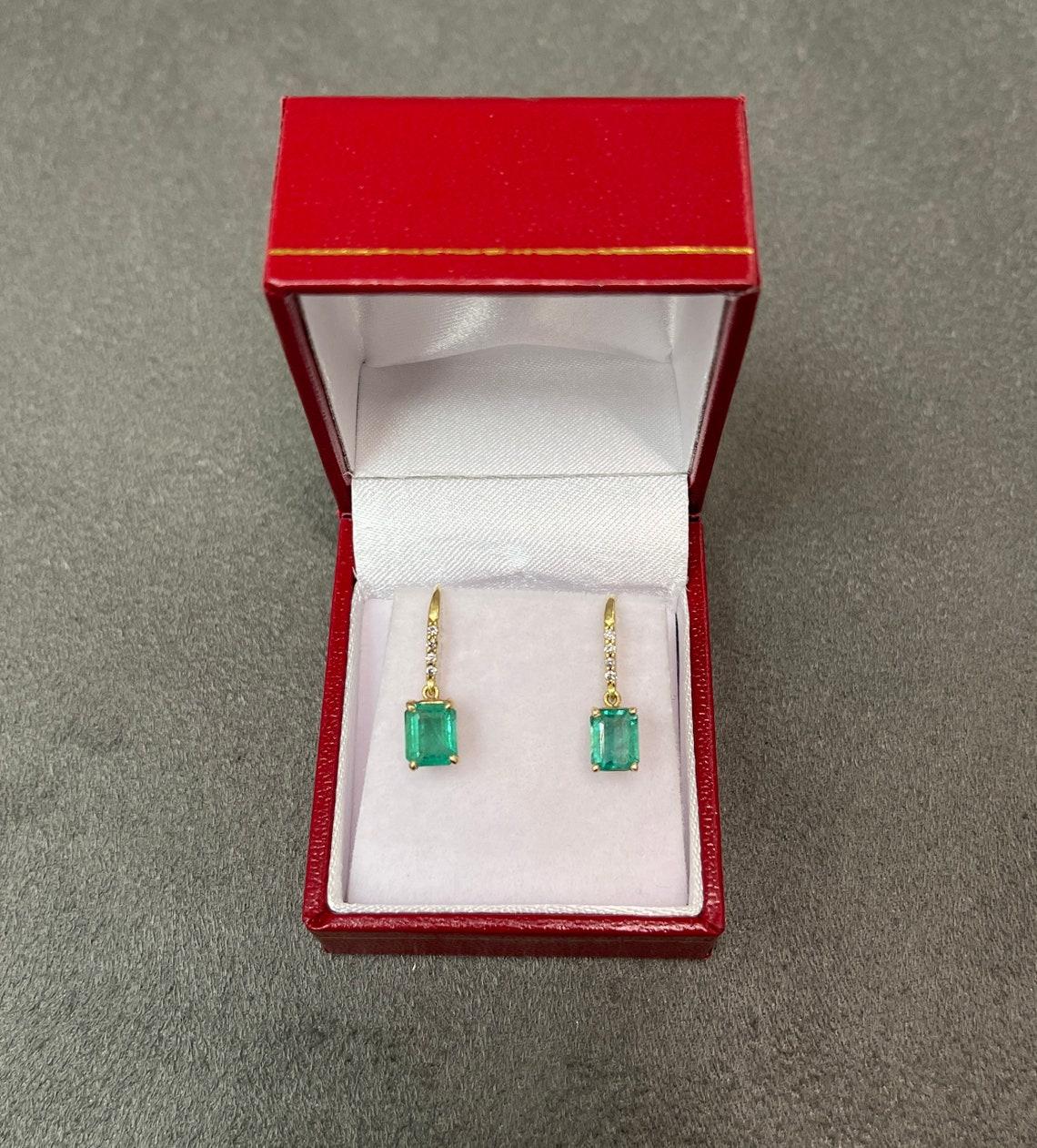 2.53tcw 14K Emerald & Diamond Hook Gold Dangle Earrings Neuf - En vente à Jupiter, FL