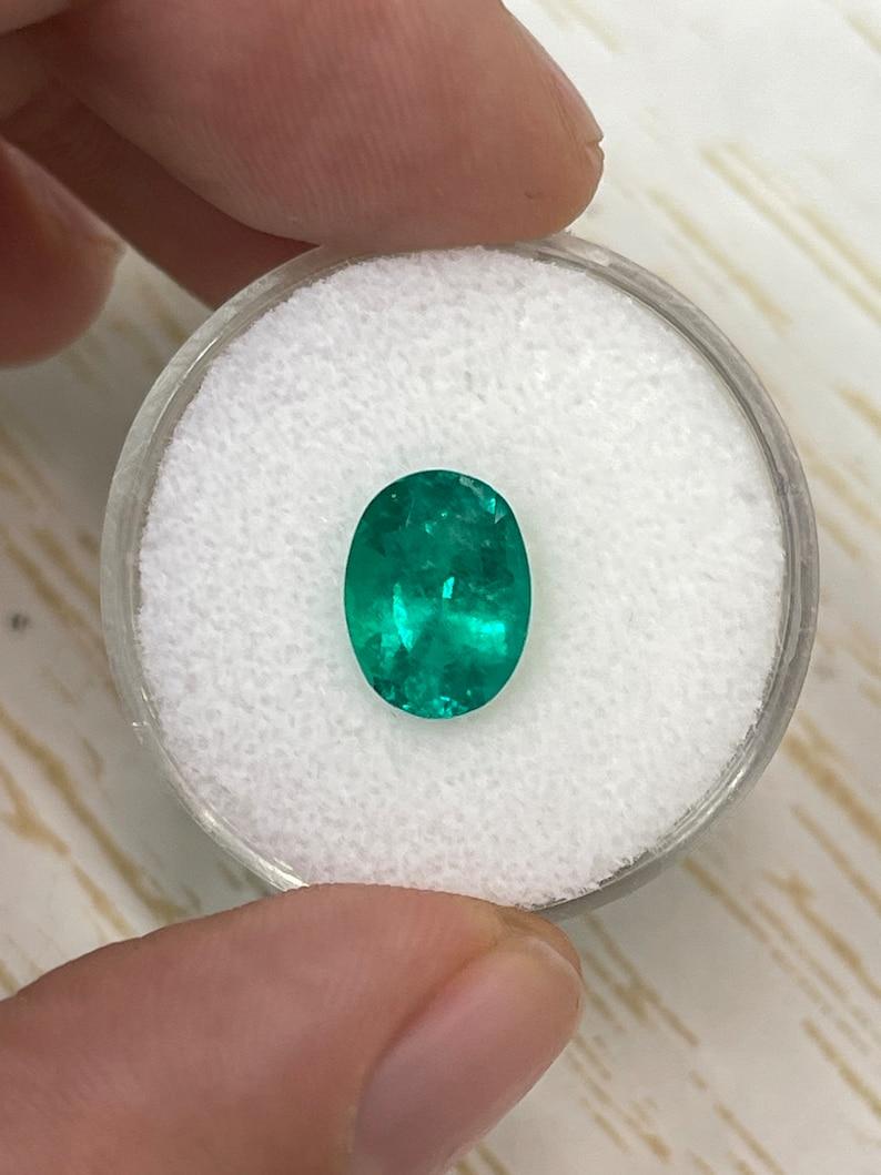 A. Stone: Smeraldo
Peso: 2,24 carati
Forma: Taglio ovale
Chiarezza: Trasparente
Lucentezza: Molto buono
Colore: Vivido Greene & Greene
Misure: 10,05 mm x 7,59 mm x 5,26 mm
Origine geografica: Colombia
Trattamento: Naturale, oliatura

Commenti: A