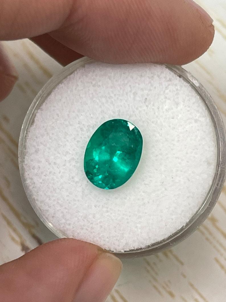 Moderno 2,24 Carati 10x8 Vivid Muzo Green Oval Colombian Emerald Loose Gemstone in vendita