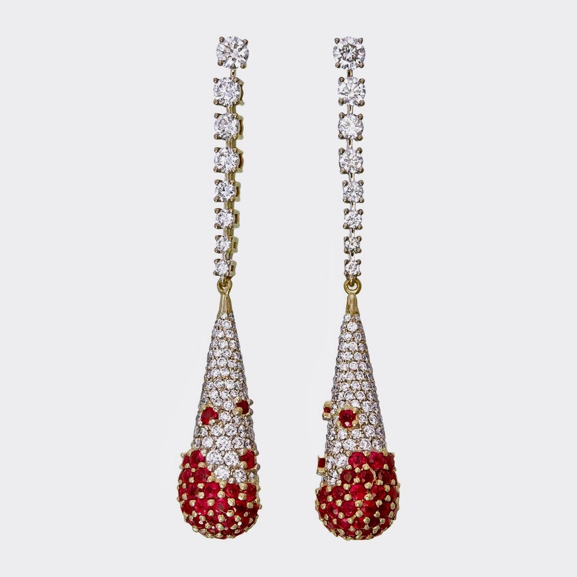 Verleihen Sie Ihrer Schmucksammlung einen Hauch von klassischer Eleganz mit diesen atemberaubenden Rubin- und Diamantohrringen von Rewa Jewels aus 18 Karat Weißgold.

Die Steine sind birmanische Rubine ohne Wärmebehandlung mit einem Gesamtgewicht