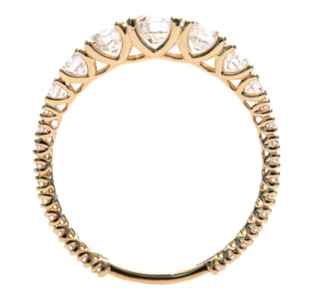 Wir präsentieren den fesselnden 2,24 Karat E-F VS Diamanten 18K Weißgold Eternity Dégradé Band Ring, ein Meisterwerk, das in Italien sorgfältig gefertigt wurde.

Dieser faszinierende Ring hat ein Gesamtkaratgewicht von 2,24 und ist mit exquisiten