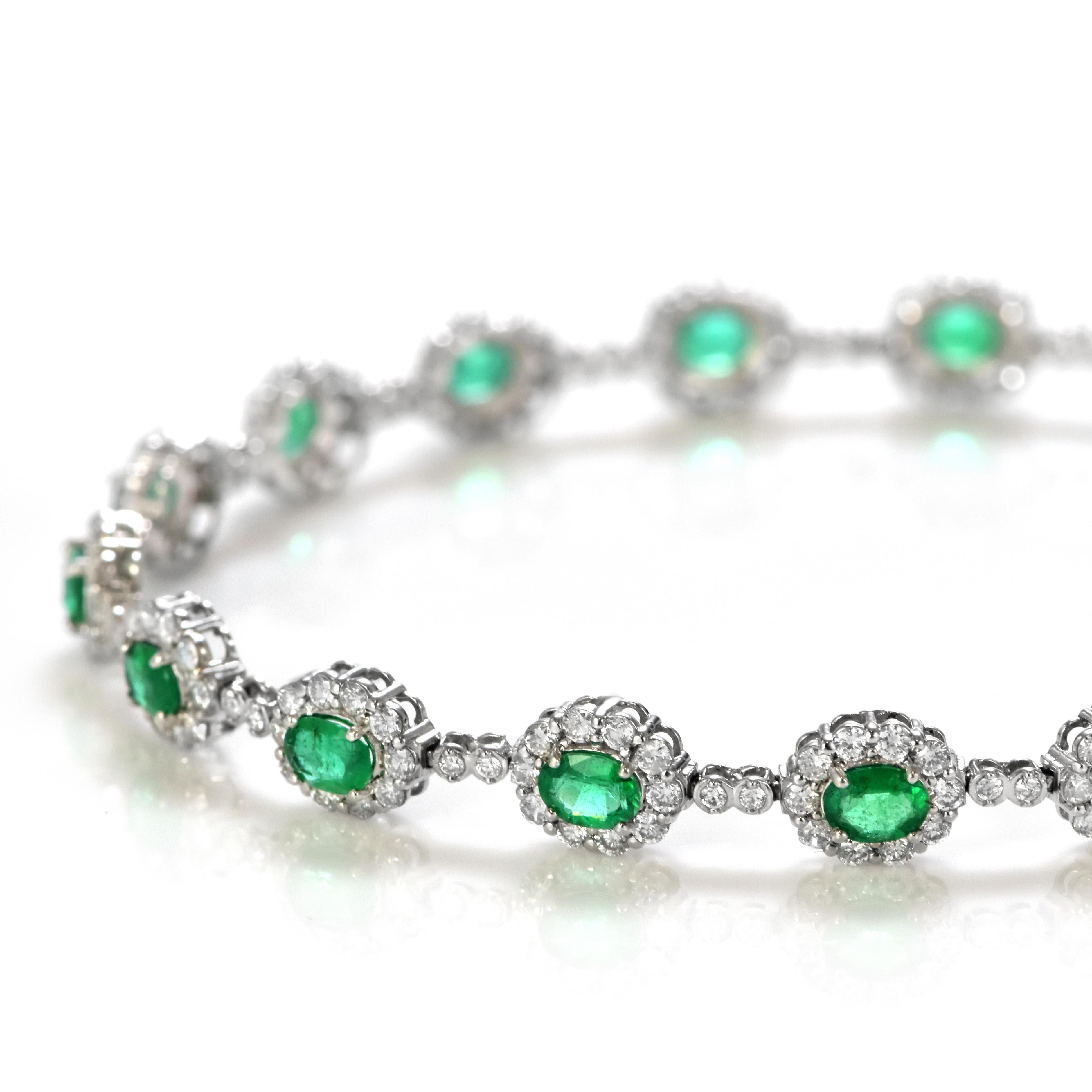 Ein wunderschönes Armband mit insgesamt 2,24 Karat natürlichen Smaragden und 1,99 Karat Diamanten in Platin eingefasst. Die Smaragde haben eine Größe von 5x3 mm. Seit Tausenden von Jahren bewundern die Menschen das Grün des Smaragds. Smaragde werden