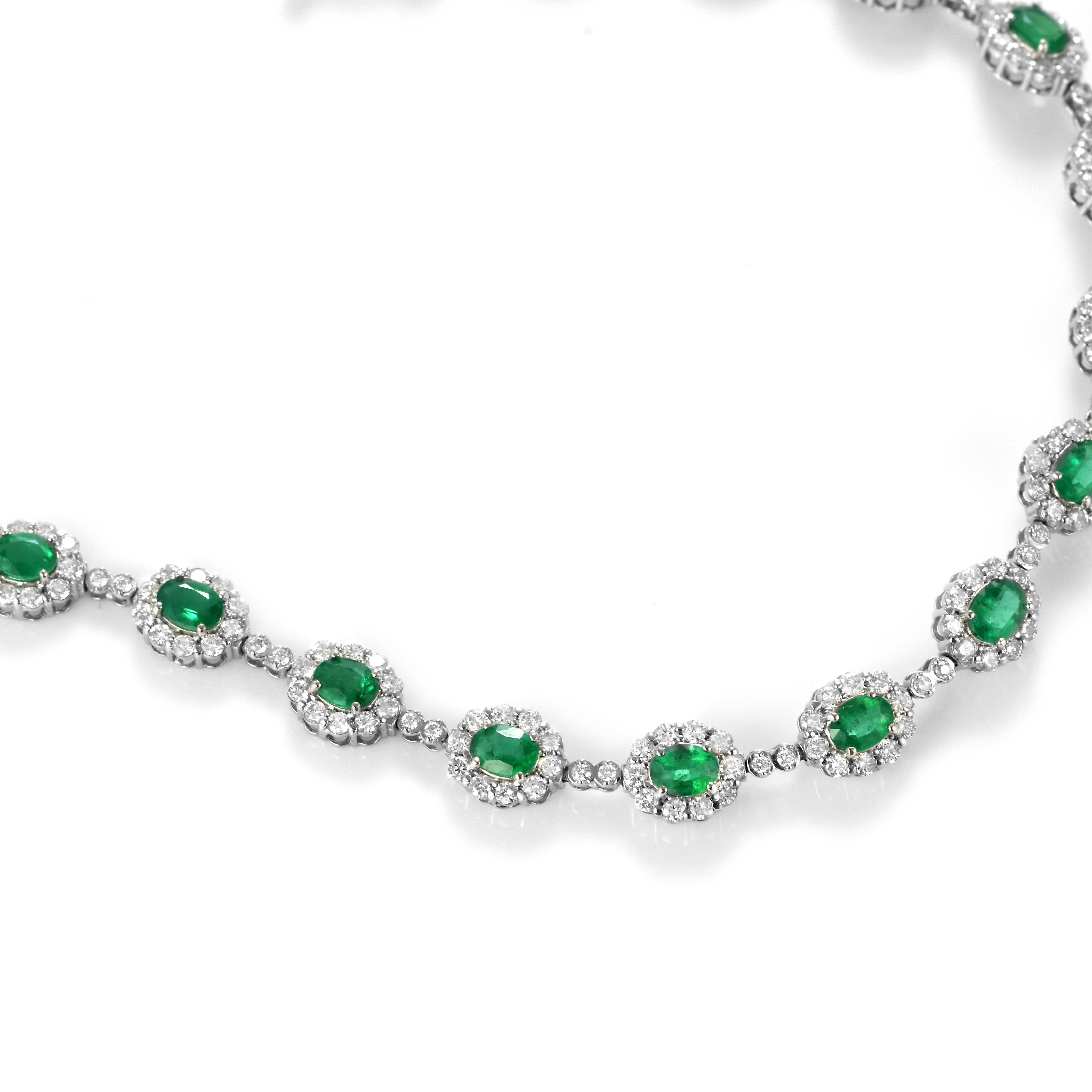 2.24 Karat natürliche Vivid grüne Smaragde und Diamanten Armband aus Platin (Ovalschliff) im Angebot
