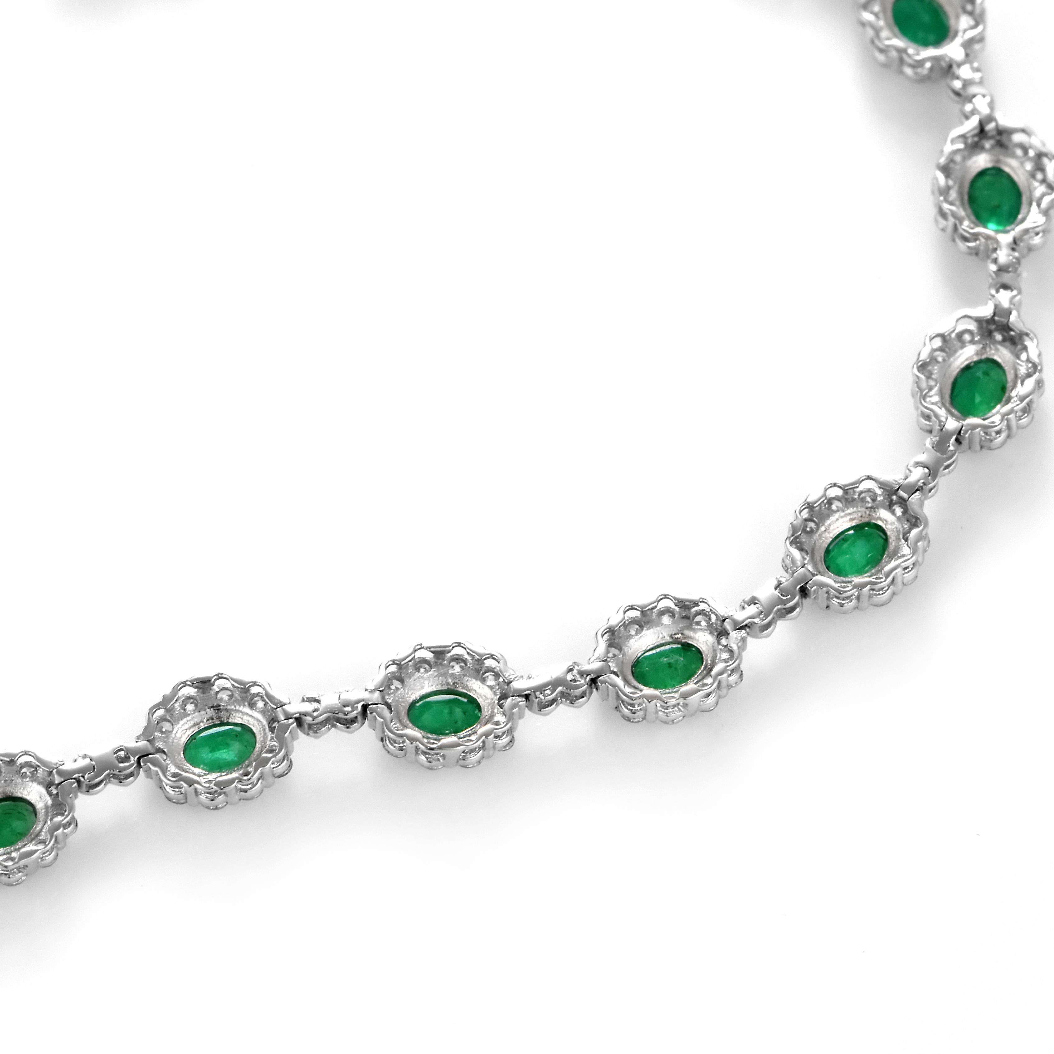 2.24 Karat natürliche Vivid grüne Smaragde und Diamanten Armband aus Platin im Zustand „Neu“ im Angebot in Tokyo, JP