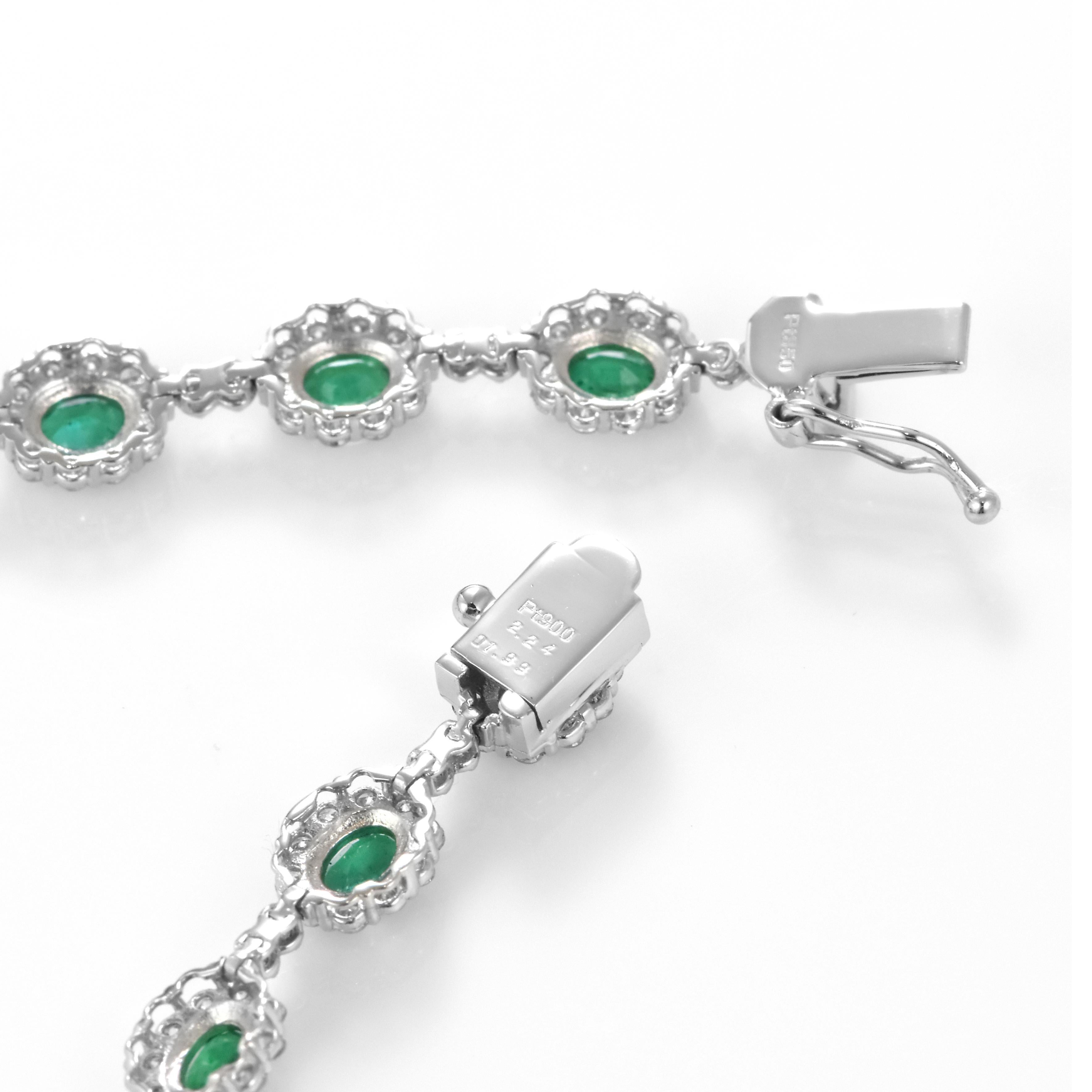2.24 Karat natürliche Vivid grüne Smaragde und Diamanten Armband aus Platin Damen im Angebot