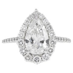 Anillo de compromiso con halo graduado de diamantes pera de 2,24 quilates