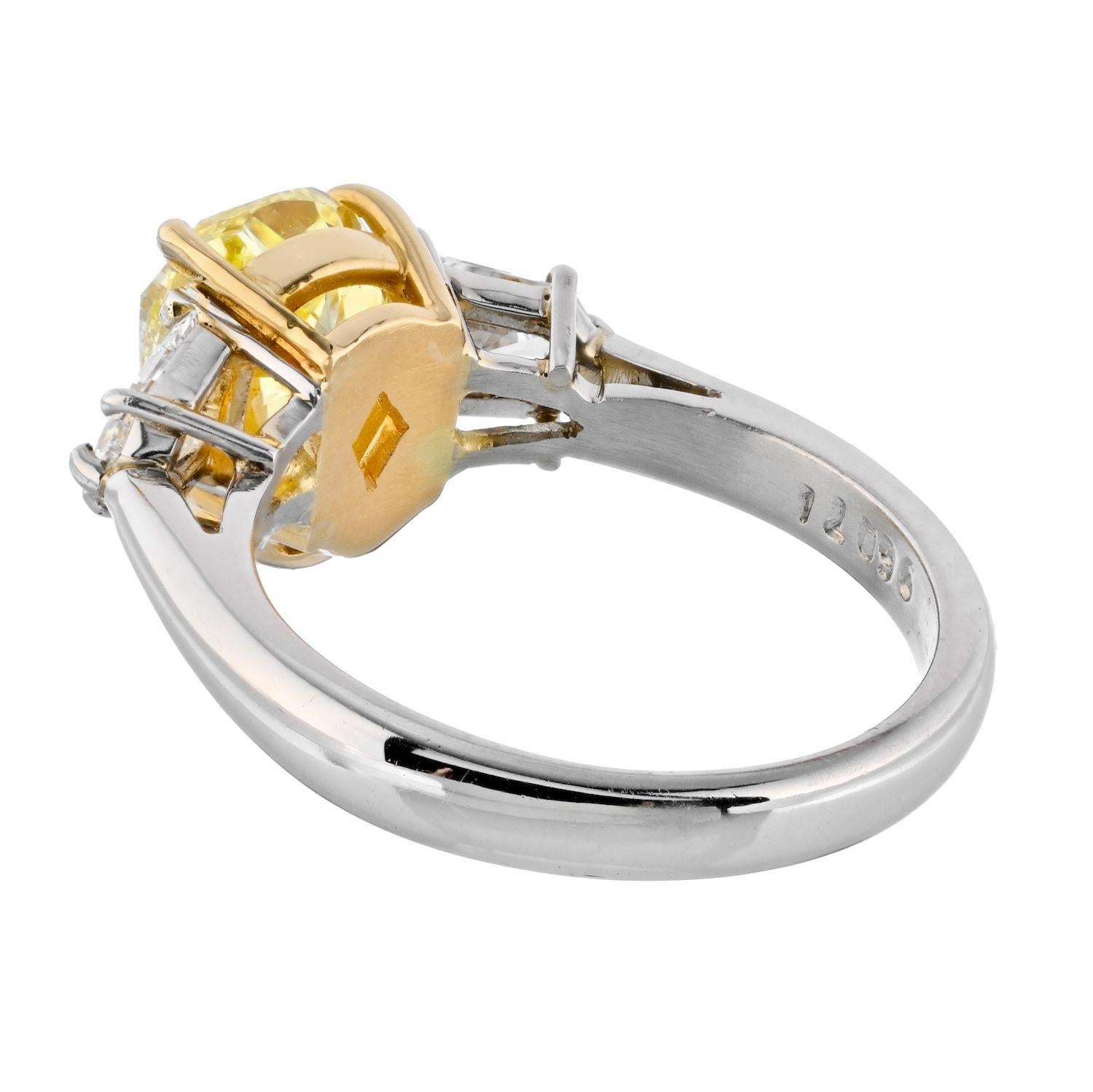 2,24 Karat birnenförmiger Platin &18K Gelbgold Fancy Gelbgold Dreistein-Diamant (Moderne) im Angebot