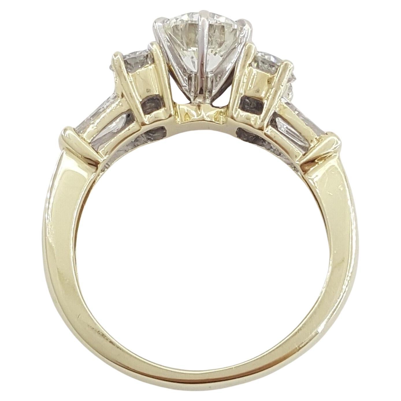 2.24 Carat Round Brilliant & Baguette Cut Diamond Engagement Ring  In New Condition For Sale In Rome, IT