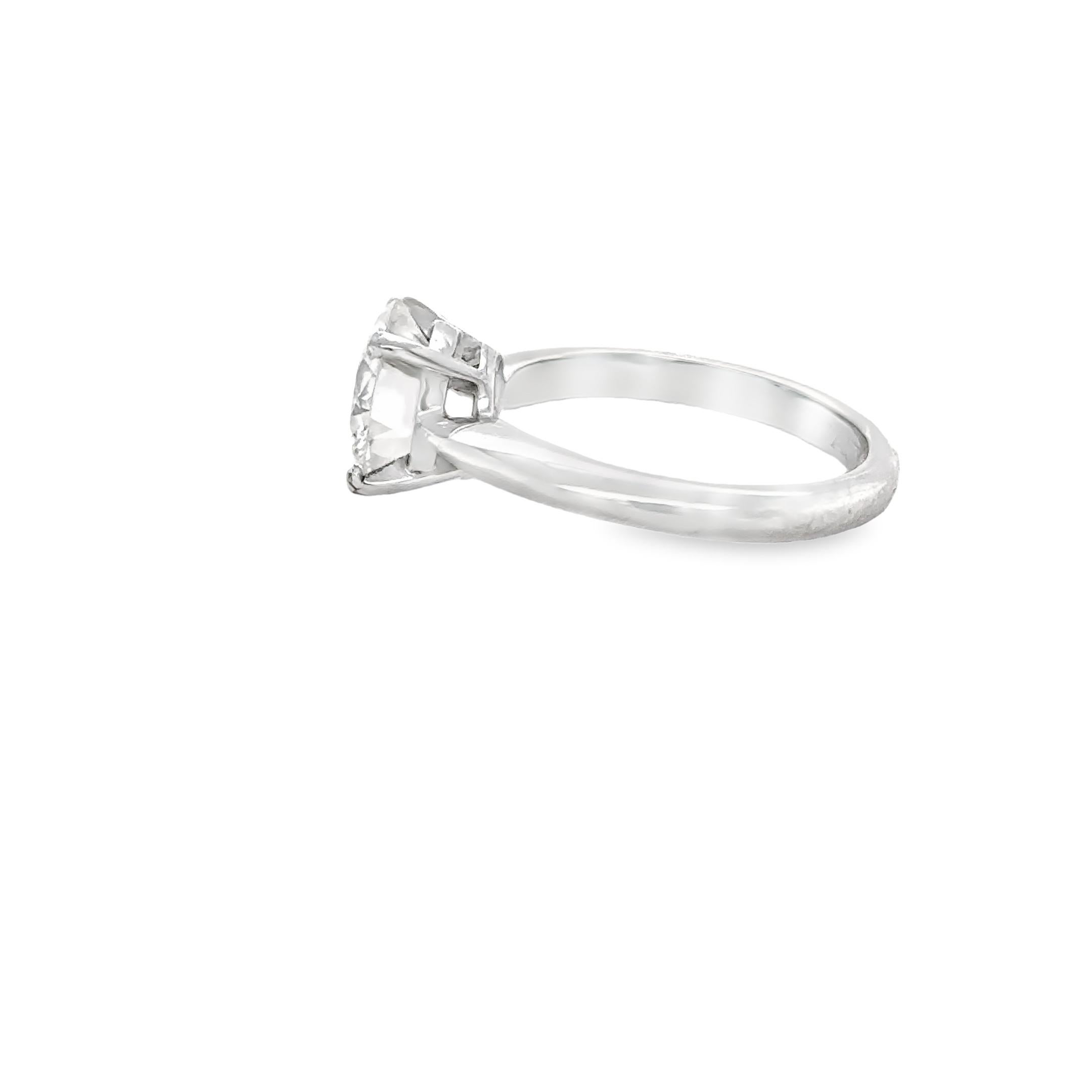 Anillo de diamantes talla redonda de 2,24 quilates Moderno en venta