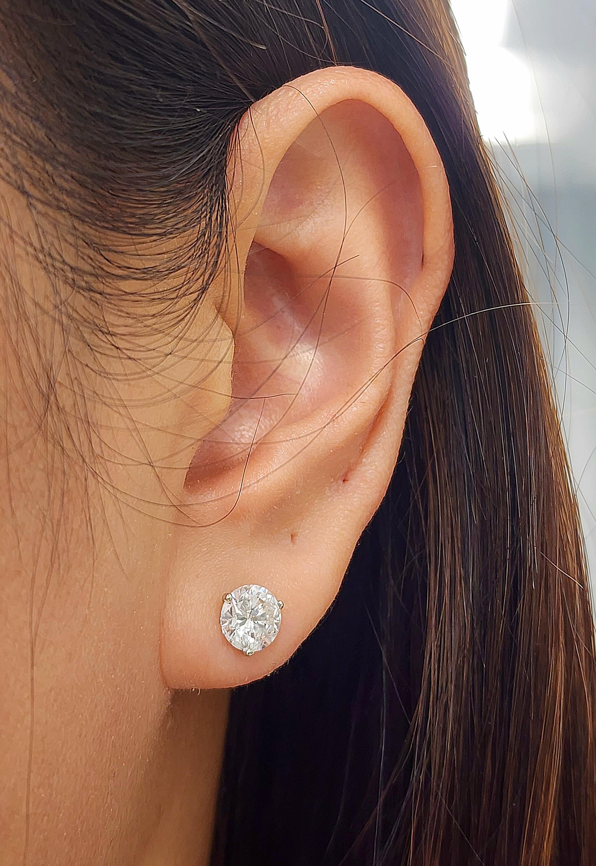 Queste splendide borchie con diamante da 2,24 carati hanno un colore G/H e una purezza SI2/I1. 