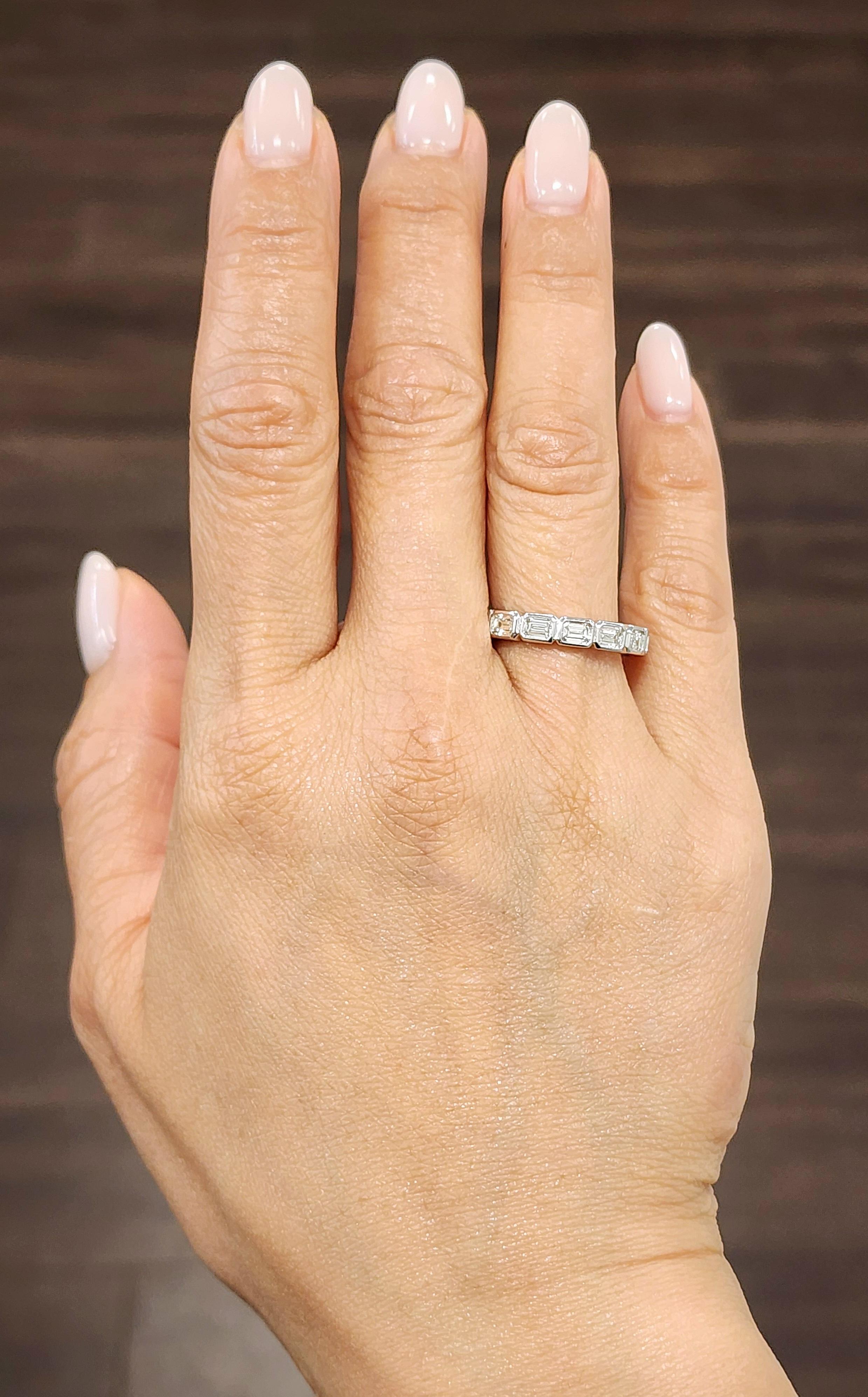 Questo elegante anello sfoggia 14 diamanti bianchi taglio smeraldo, per un totale di 2,24 carati. Ogni diamante è incastonato in un'elegante fascia di platino che ne mette in risalto il colore G/H e la purezza VS1/VS2. Il design è caratterizzato da