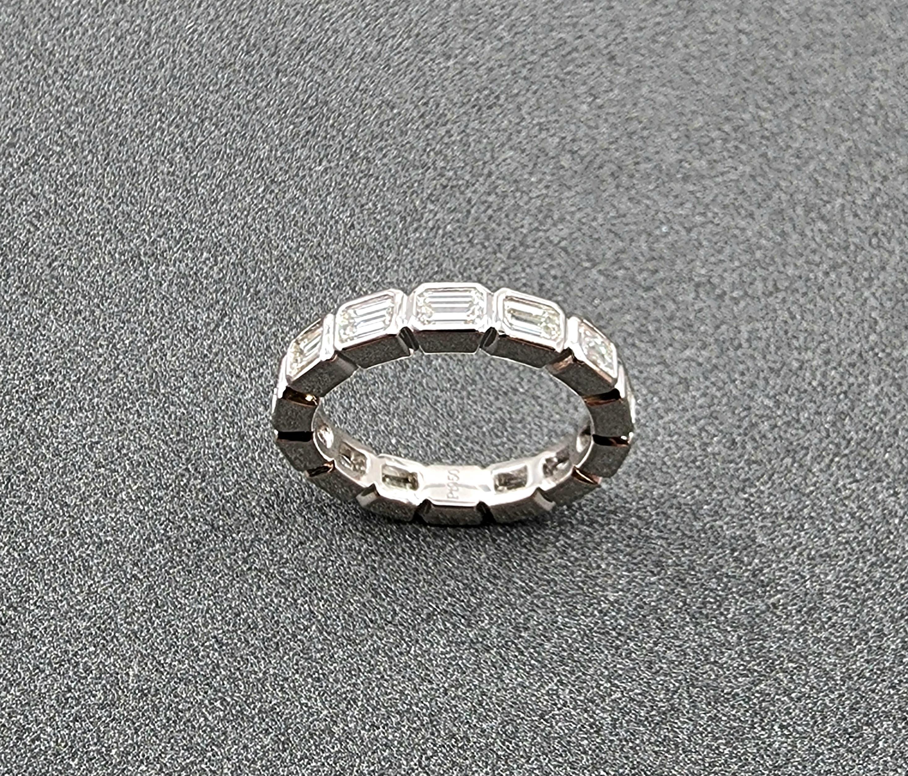 Taglio smeraldo Fascia per l'eternità con castone da 2,24 ct con taglio smeraldo, in direzione est-ovest in vendita