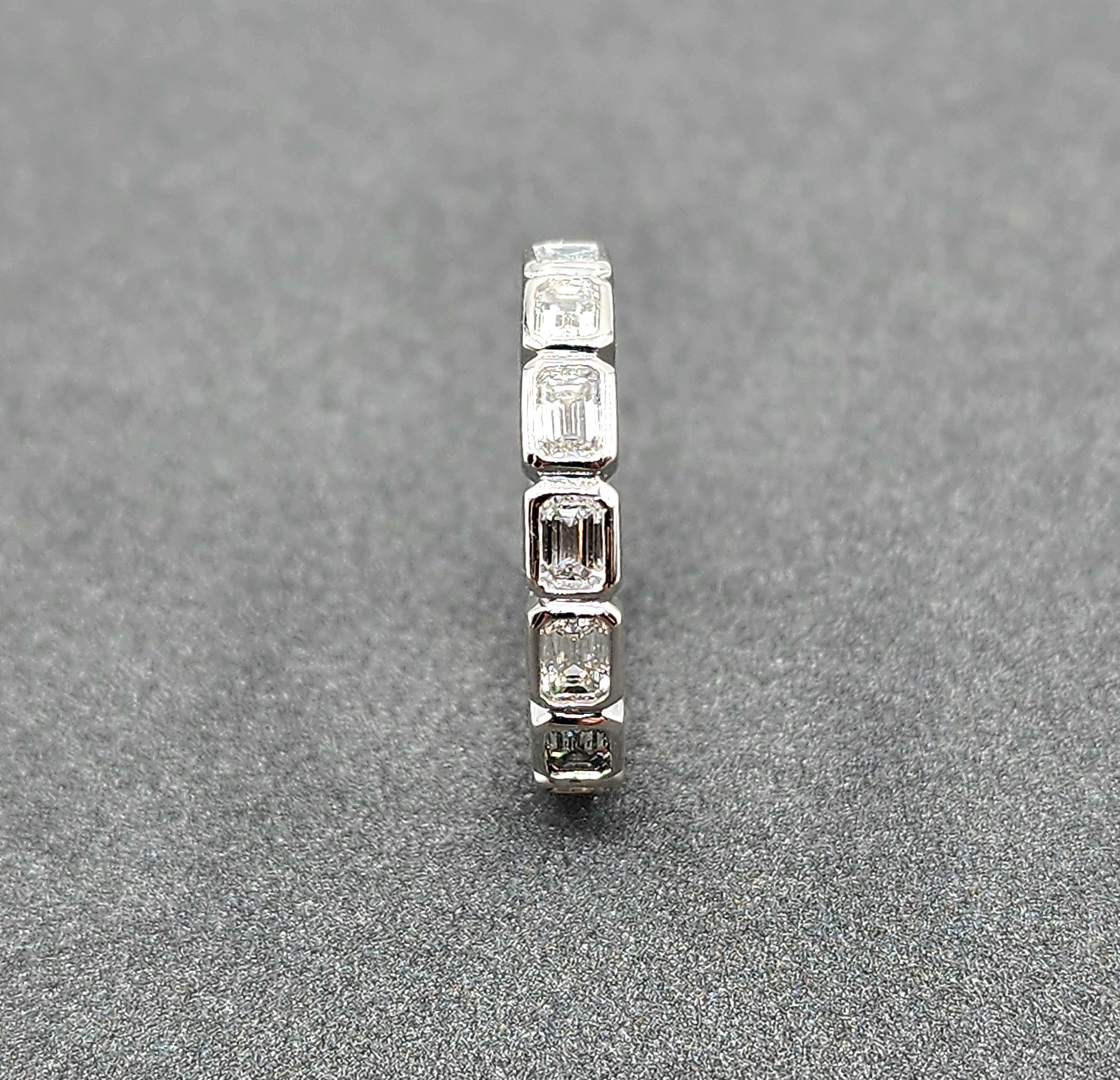 Fascia per l'eternità con castone da 2,24 ct con taglio smeraldo, in direzione est-ovest In condizioni Nuovo in vendita a Chicago, IL