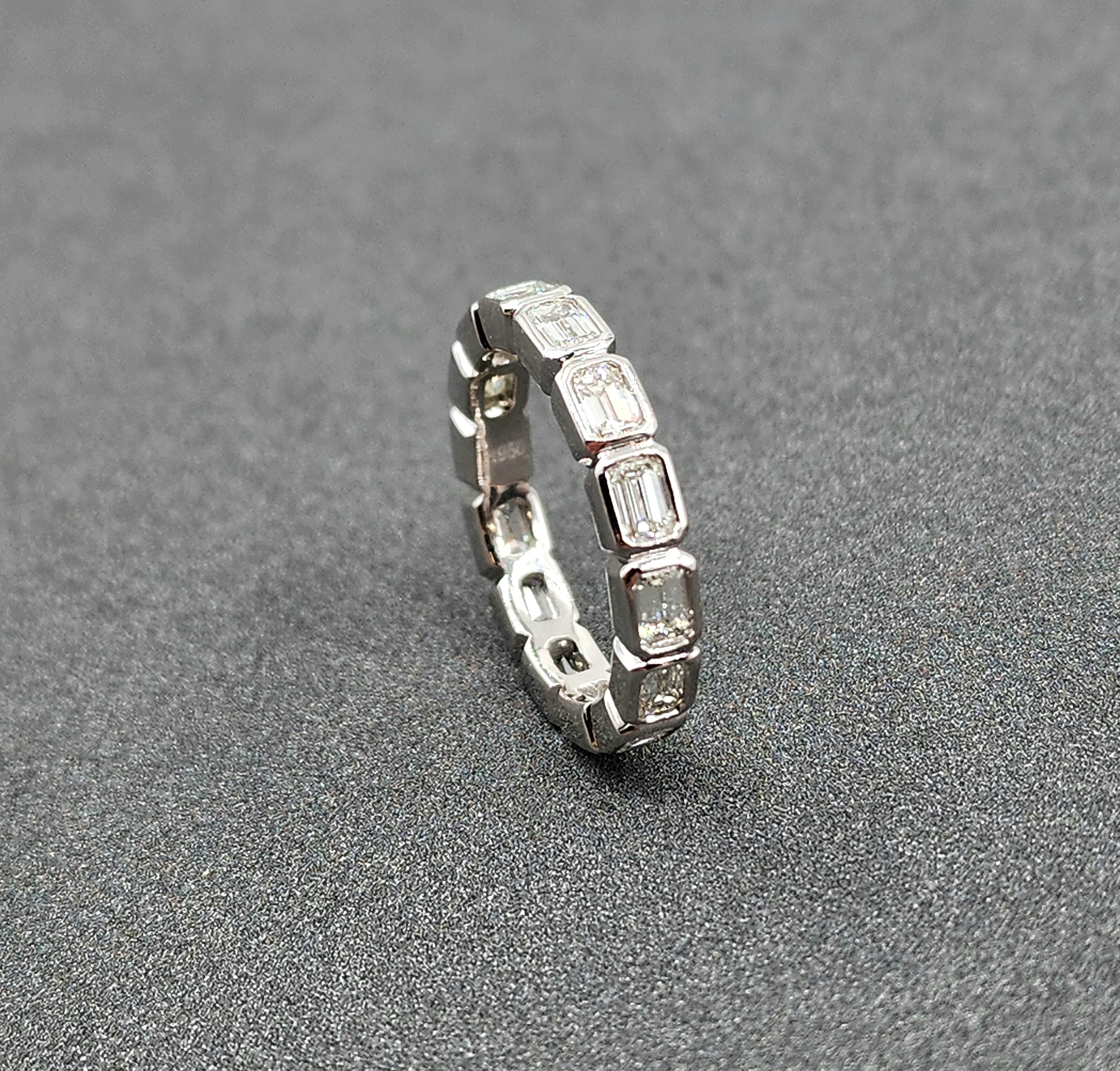 2,24 ct Smaragdschliff Ost-West Lünette Eternity Band im Angebot