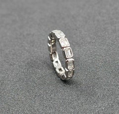2,24 ct Smaragdschliff Ost-West Lünette Eternity Band